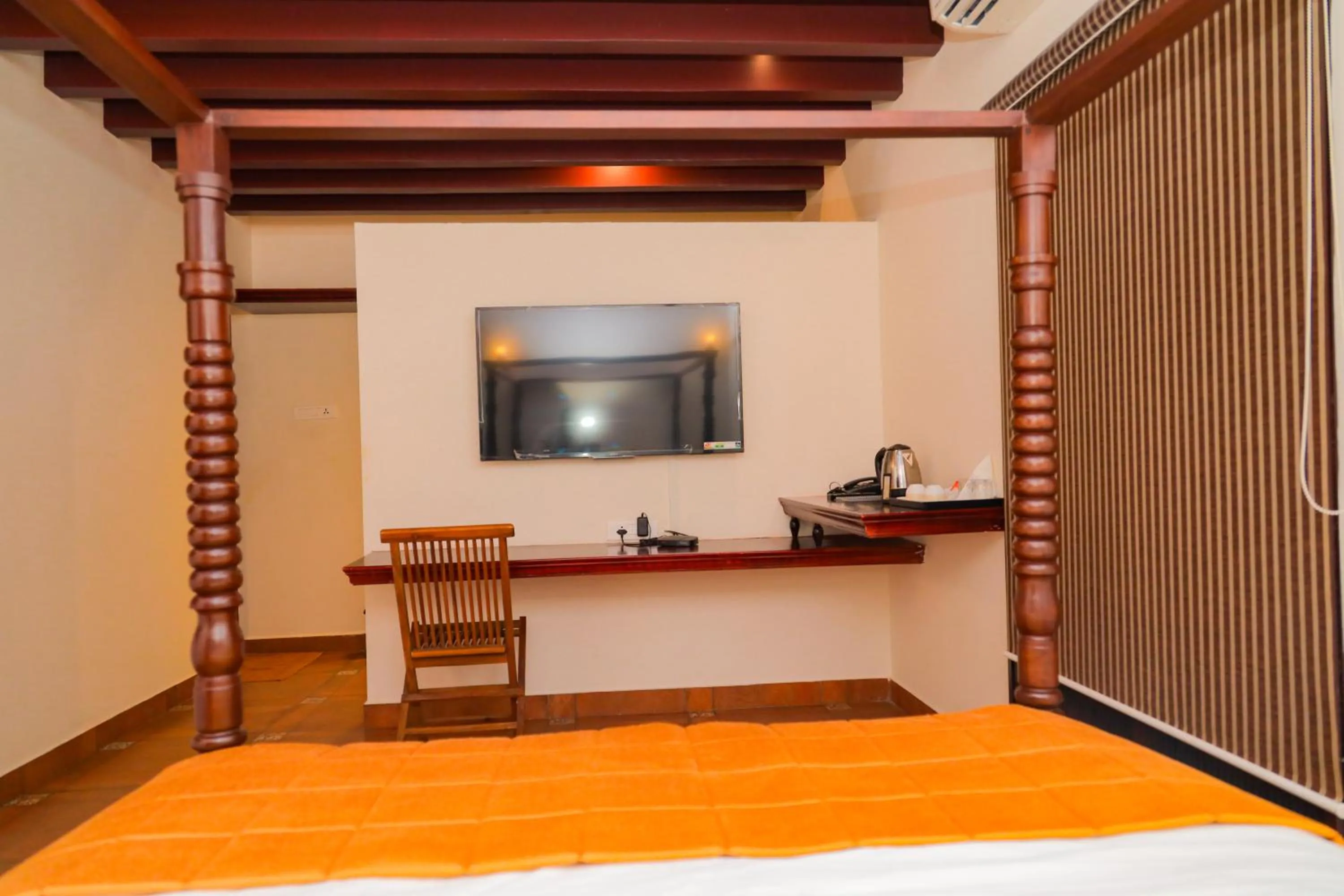 TV and multimedia, Bed in Mount Retreat Resorts - Madurai