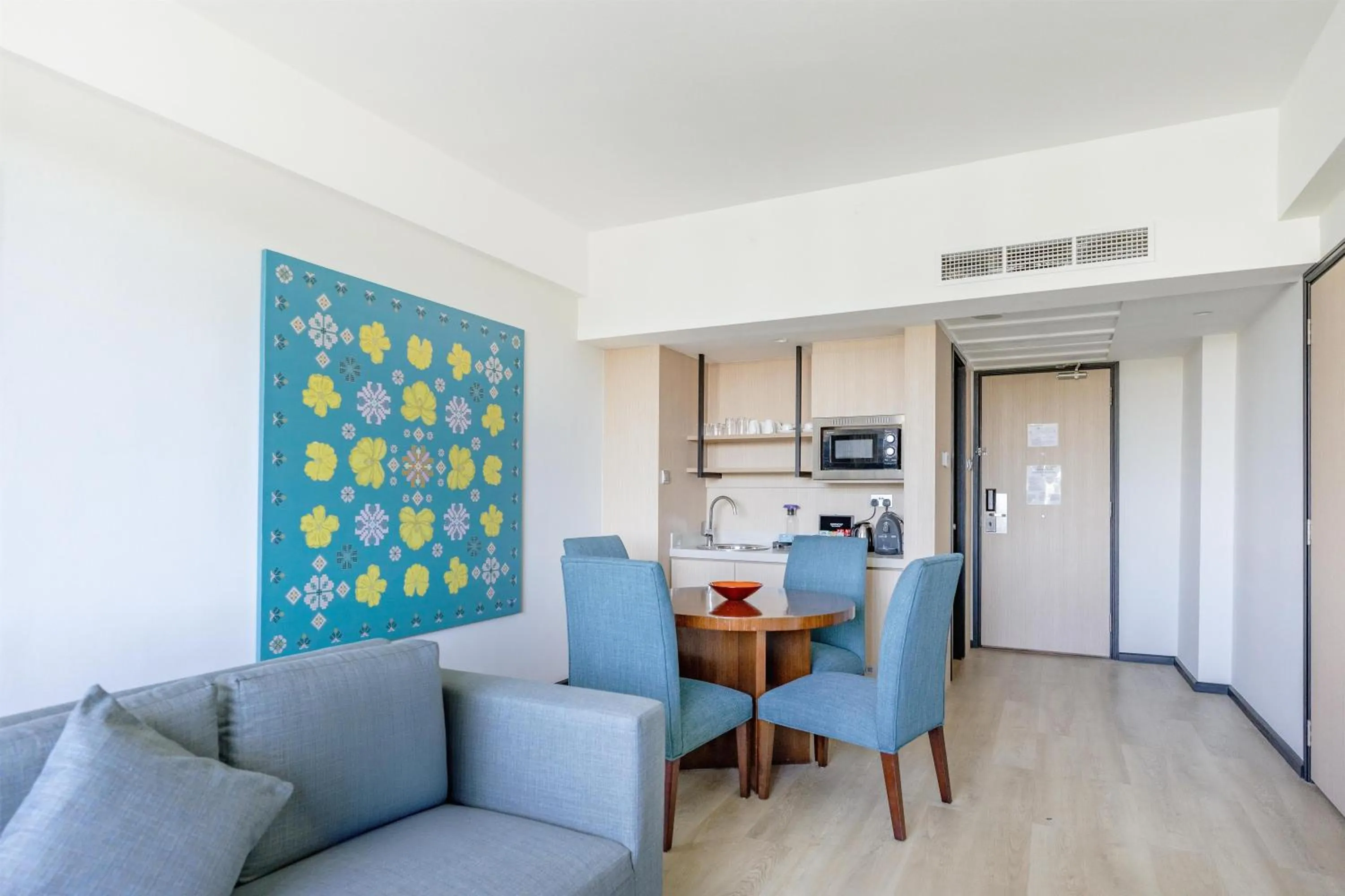 Kitchen or kitchenette in Radisson Hotel Brunei Darussalam