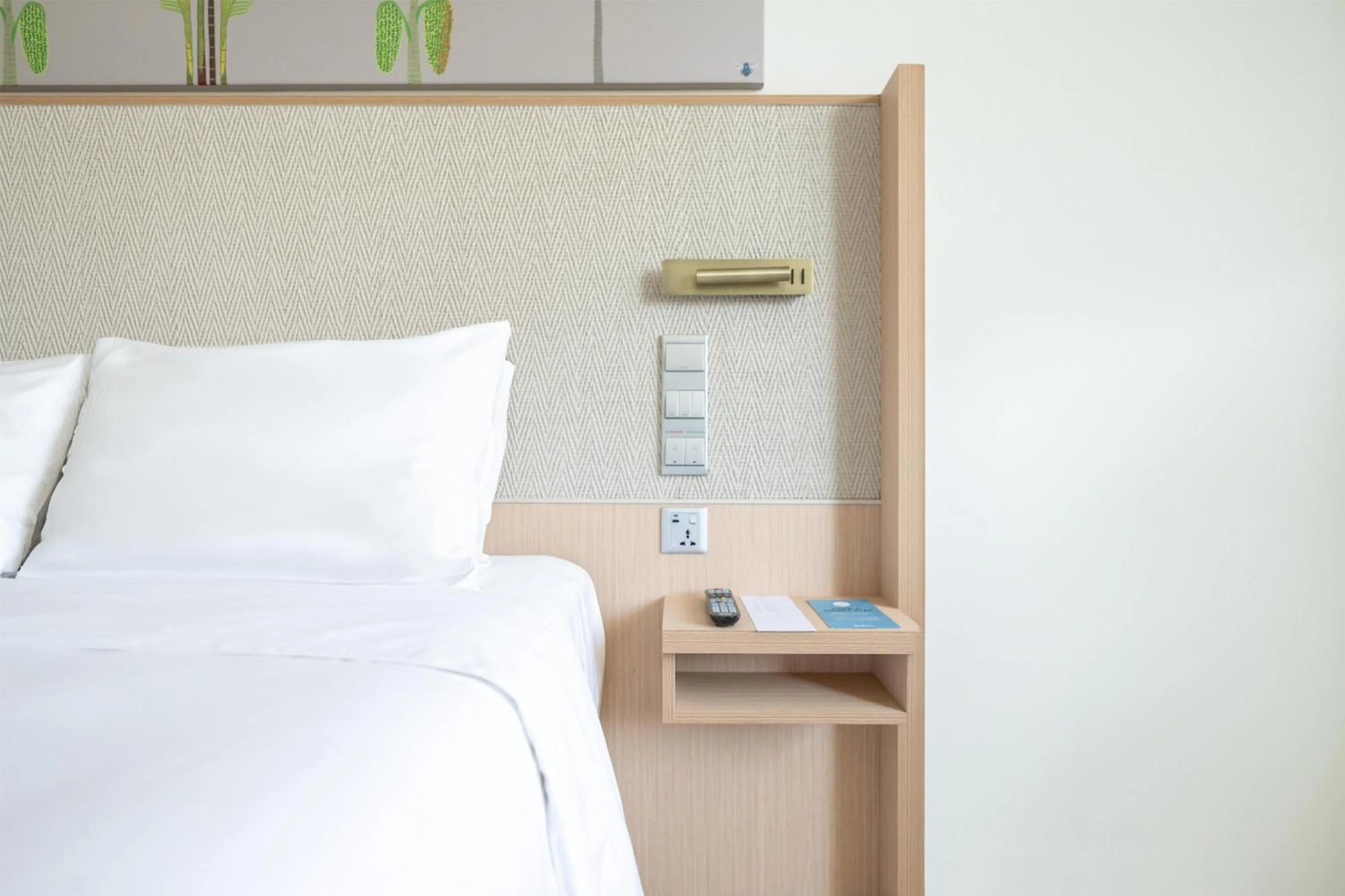 Bedroom, Bed in Radisson Hotel Brunei Darussalam