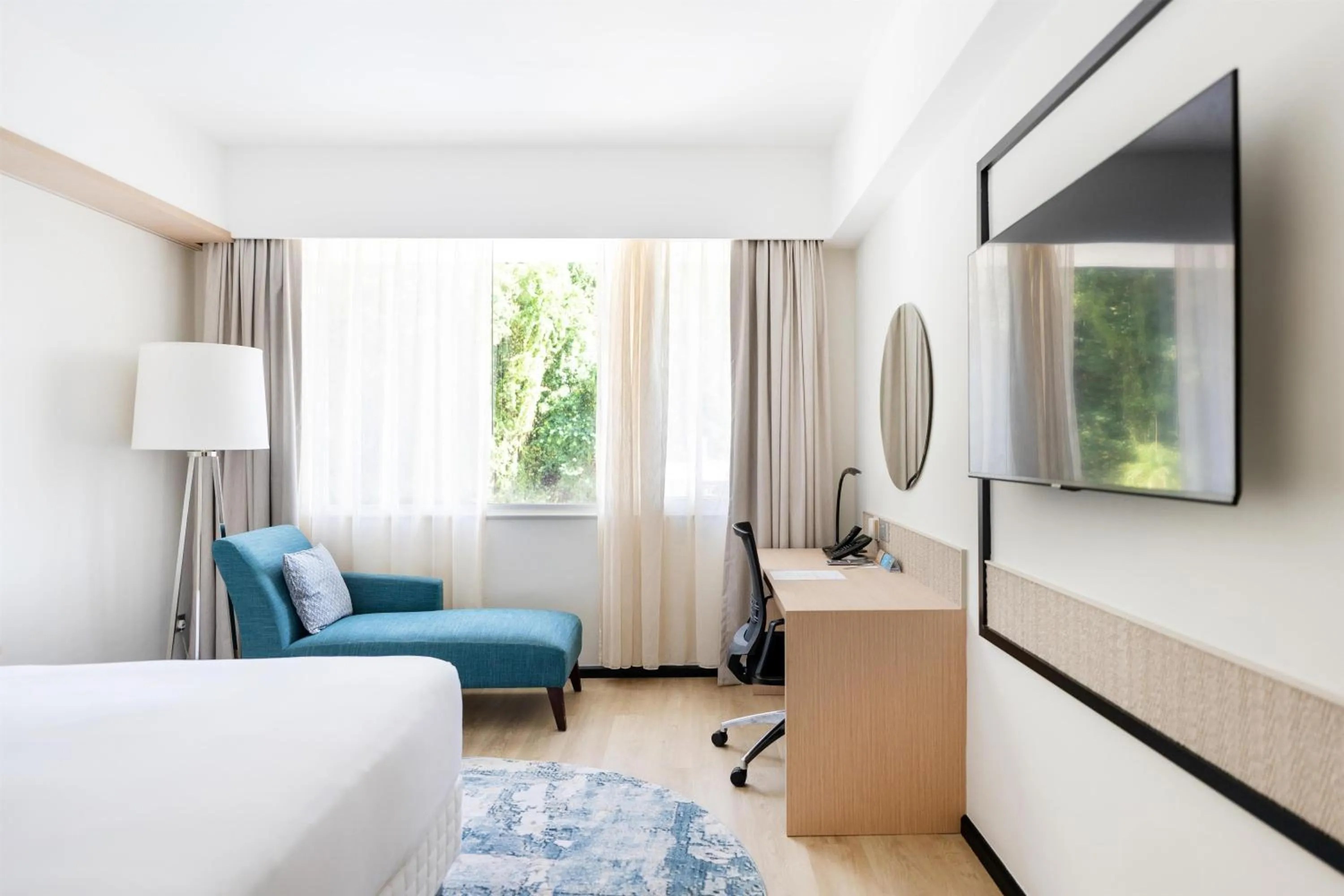 Bedroom, Bed in Radisson Hotel Brunei Darussalam