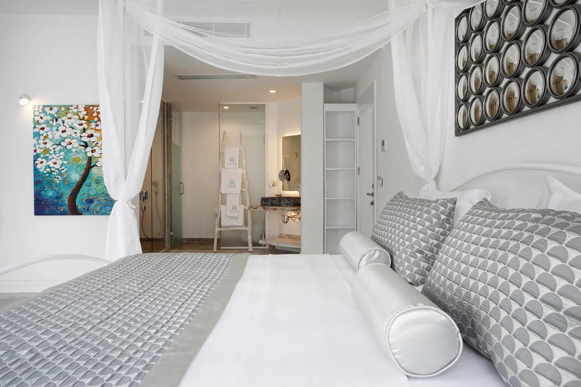 Shower, Bed in Alley Prime Hotel