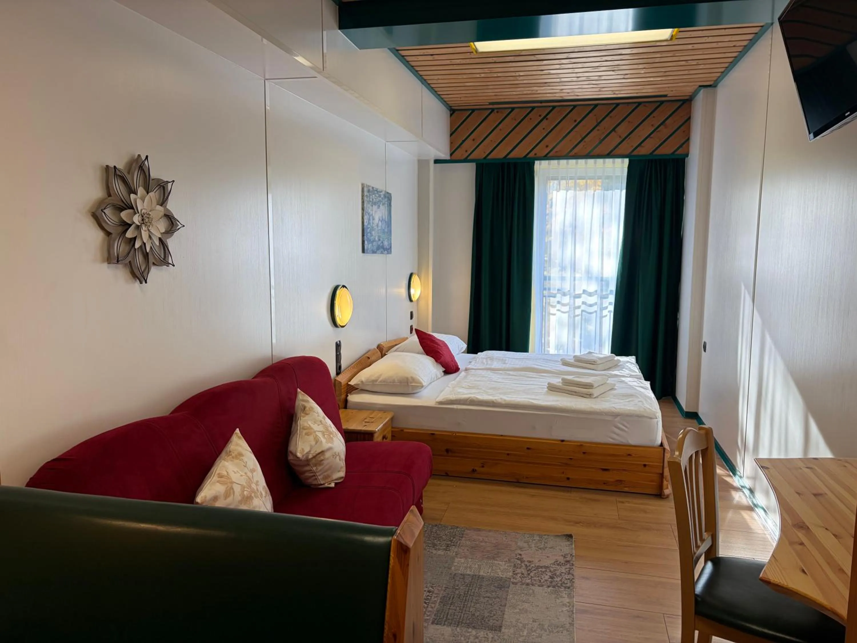 Bedroom, Bed in Hotel Asperner Löwe