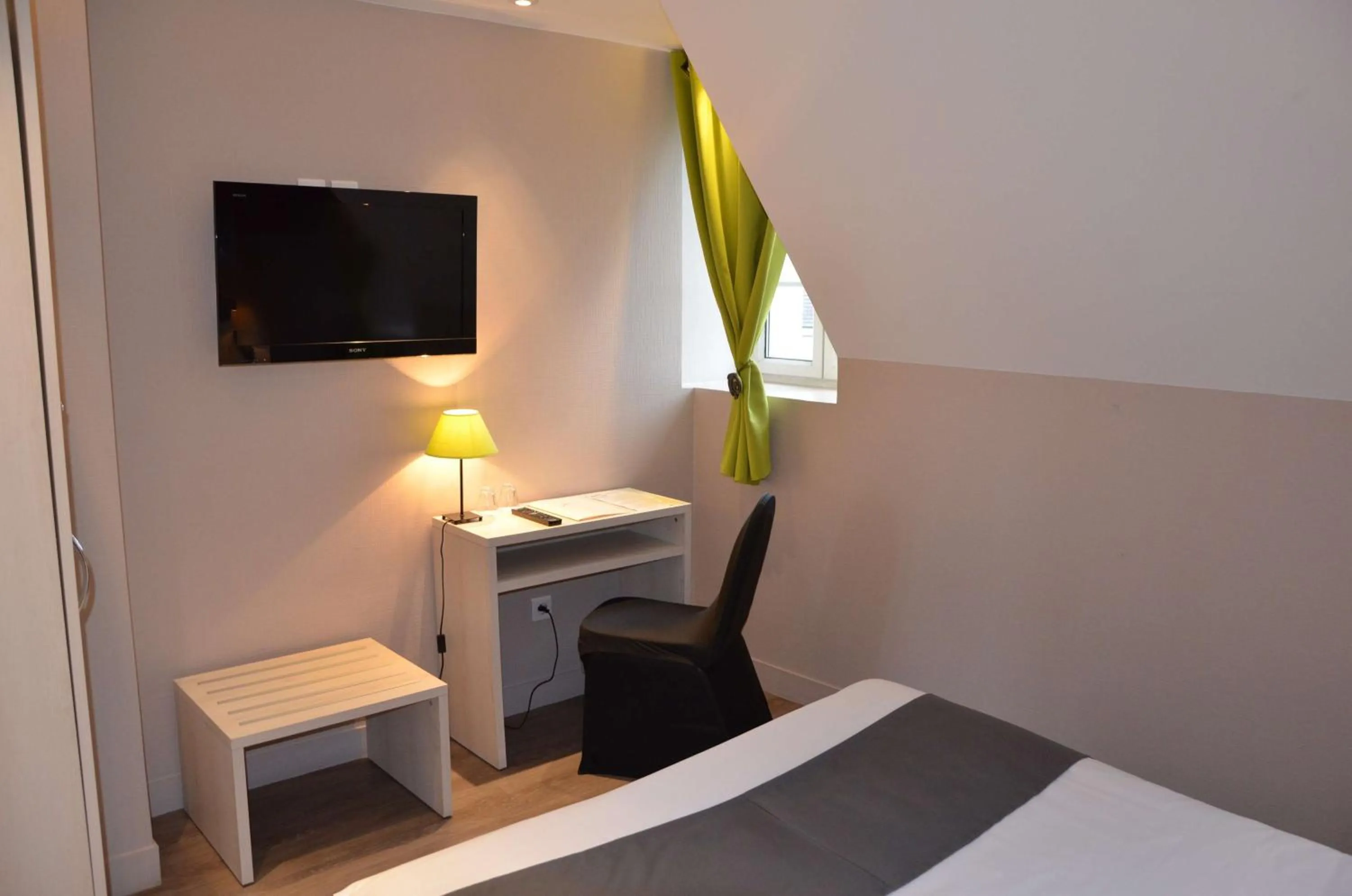 Bedroom, Bed in Brit Hotel Du Dauphin L'Aigle