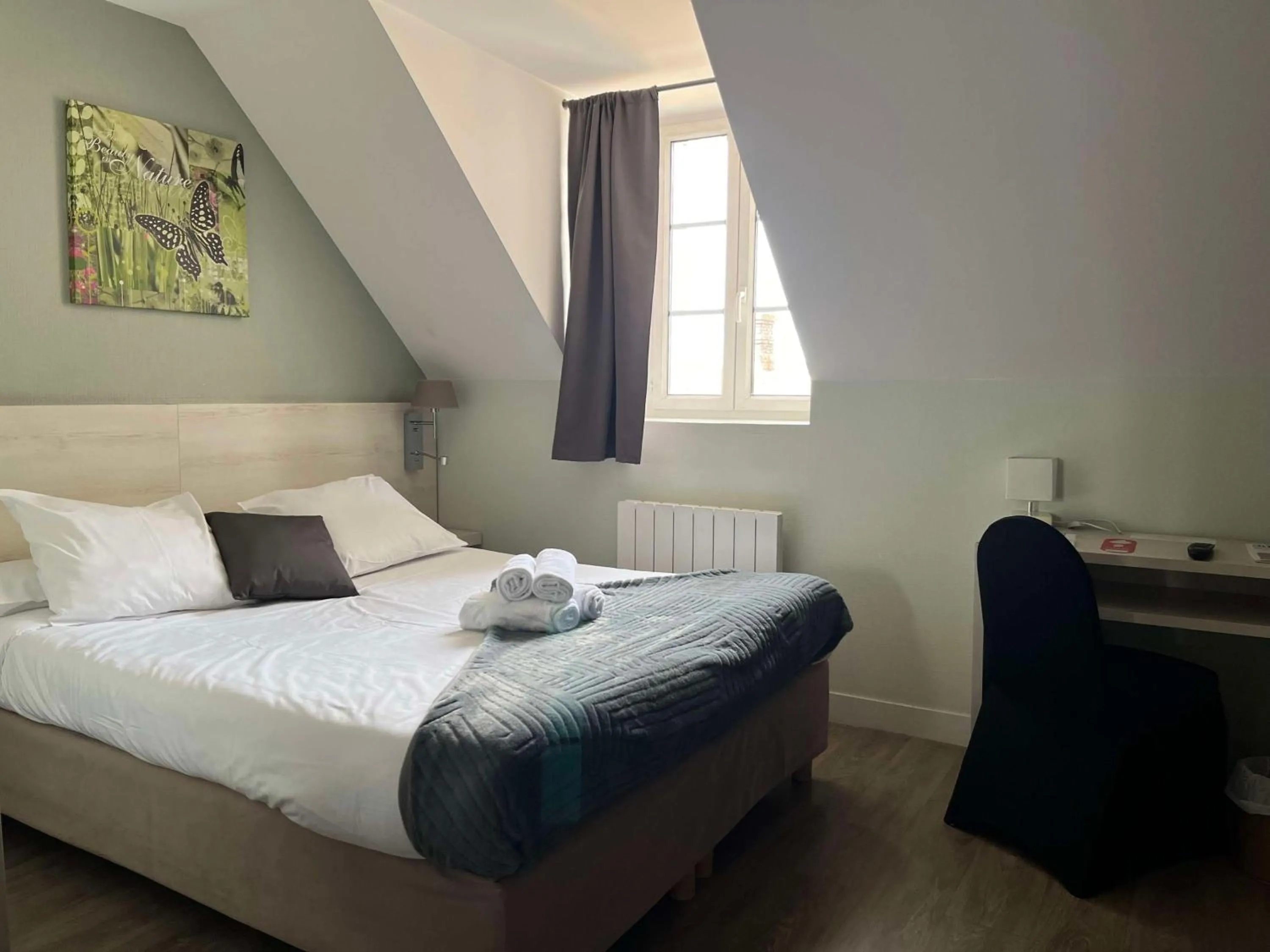 Bedroom, Bed in Brit Hotel Du Dauphin L'Aigle