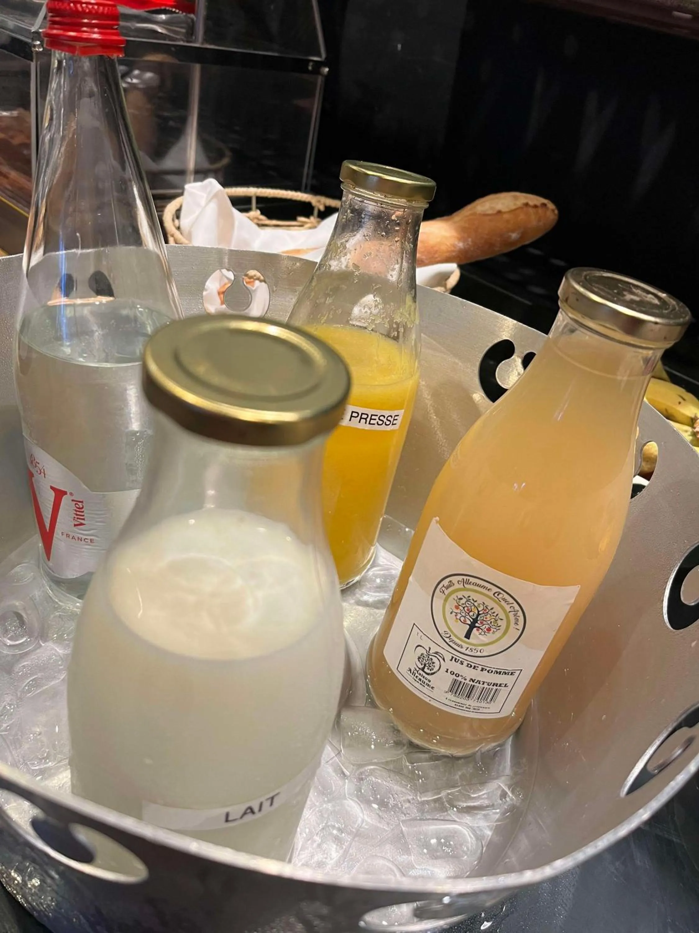 Food and drinks in Brit Hotel Du Dauphin L'Aigle