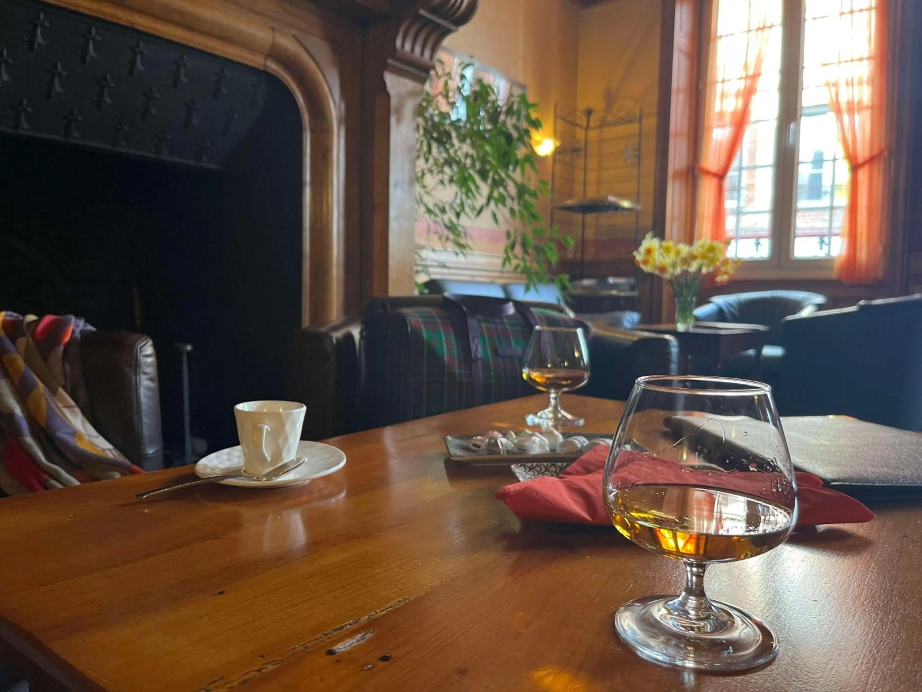 Lounge or bar in Brit Hotel Du Dauphin L'Aigle