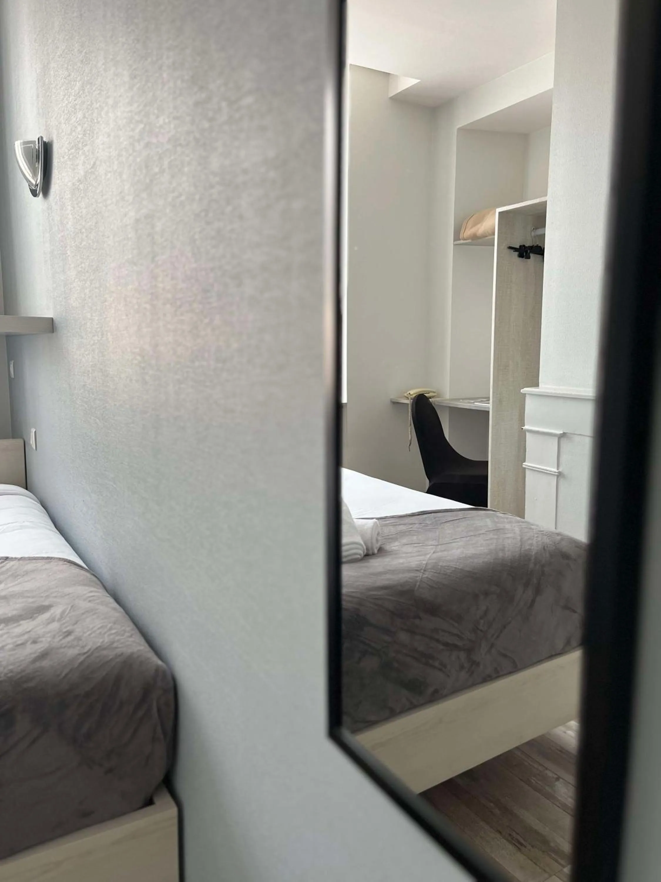 Bedroom, Bed in Brit Hotel Du Dauphin L'Aigle