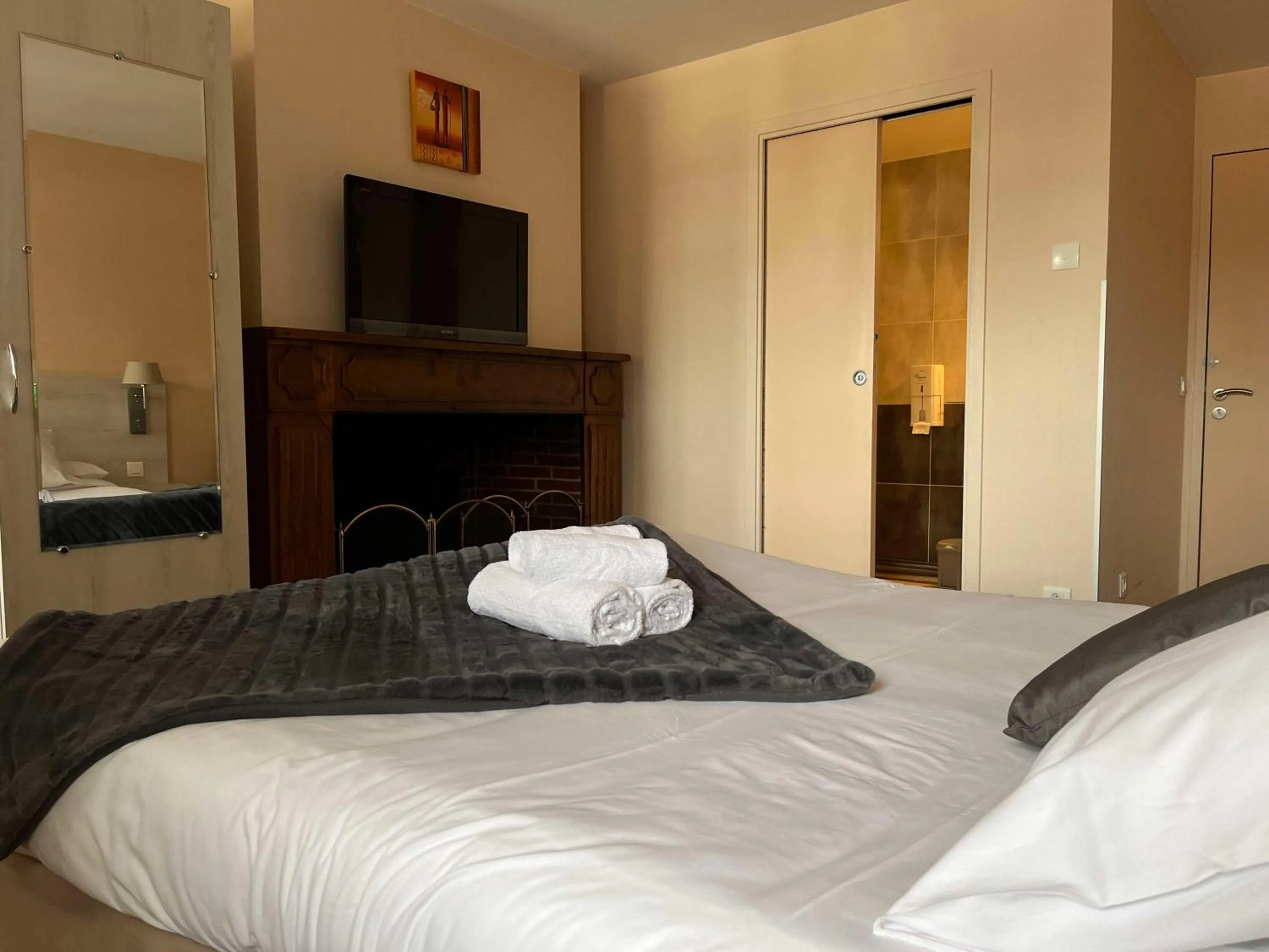 Bedroom, Bed in Brit Hotel Du Dauphin L'Aigle