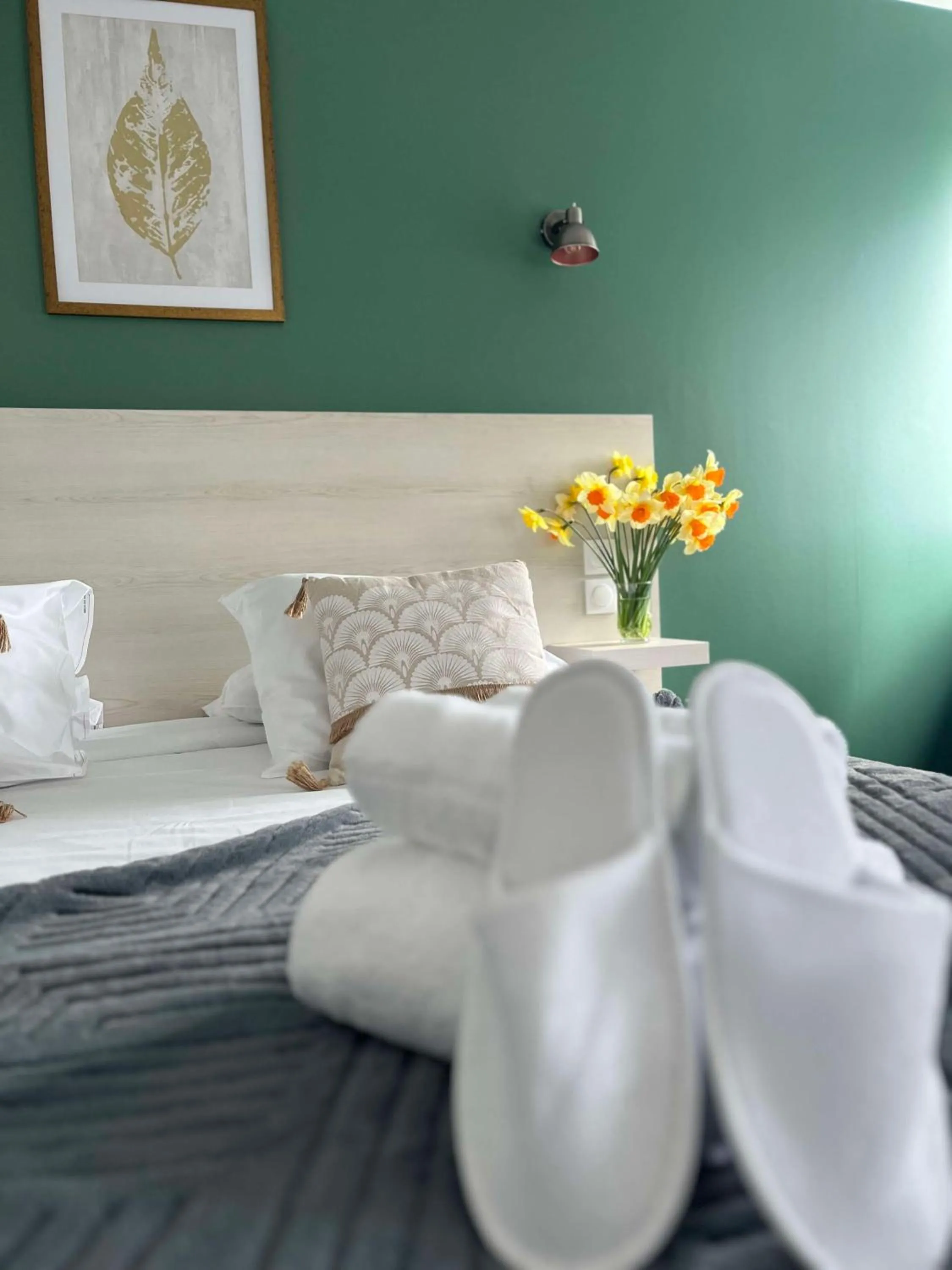 Bedroom, Bed in Brit Hotel Du Dauphin L'Aigle