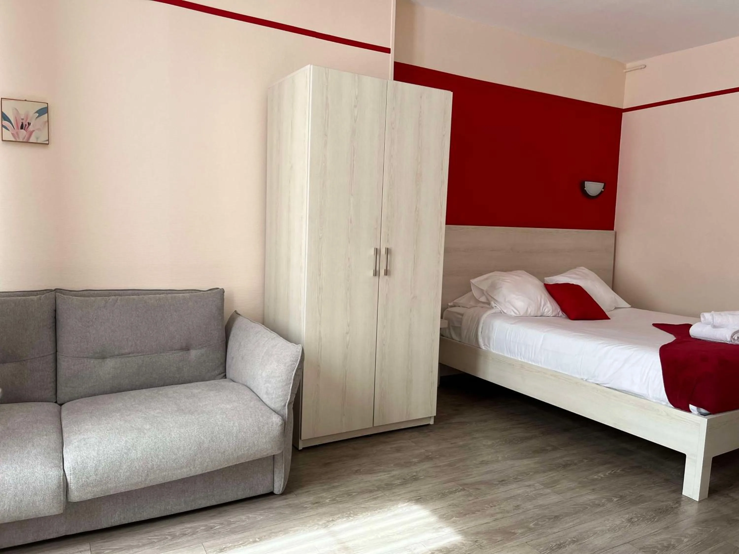 Property building, Bed in Brit Hotel Du Dauphin L'Aigle