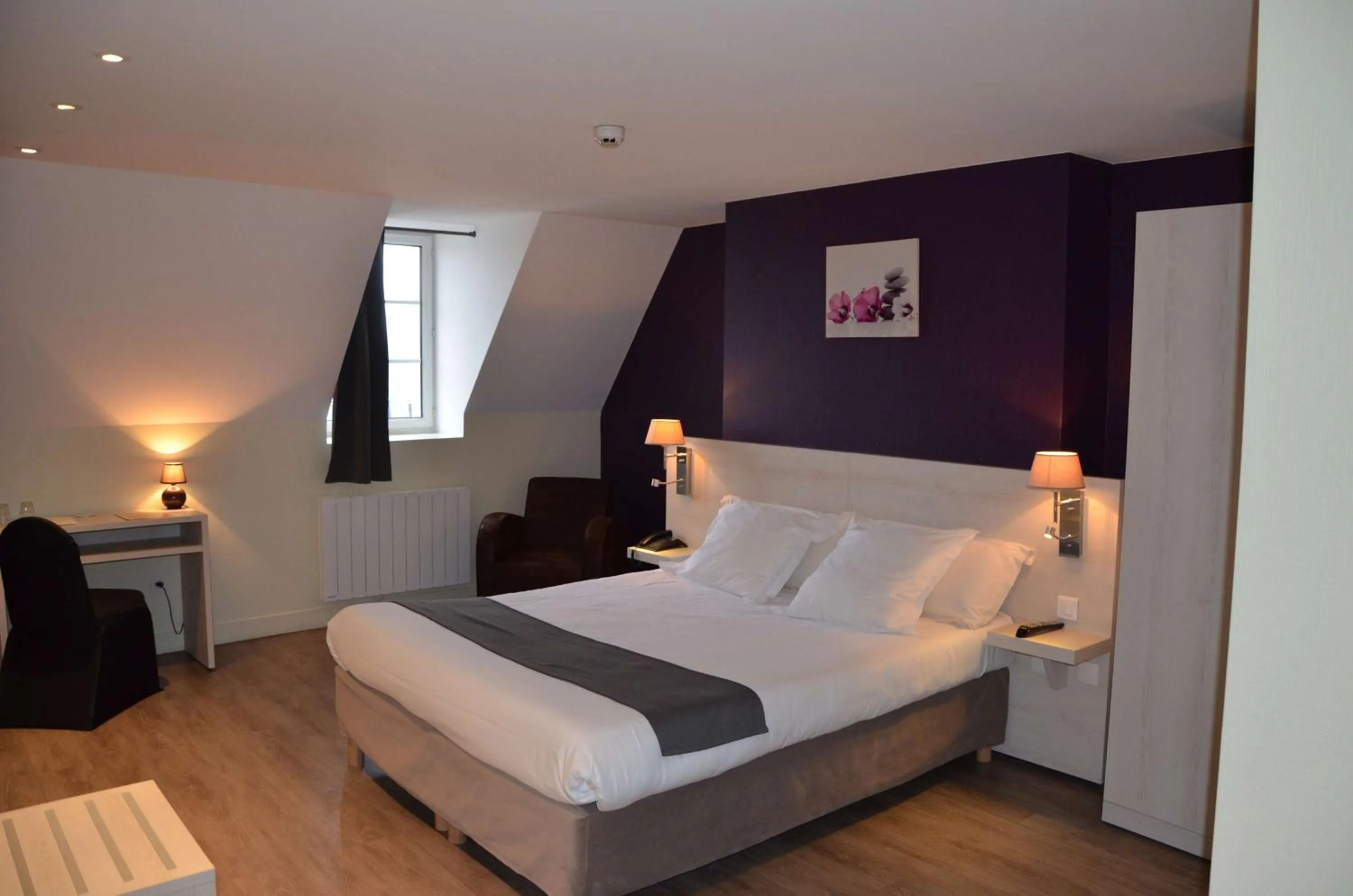 Bedroom, Bed in Brit Hotel Du Dauphin L'Aigle