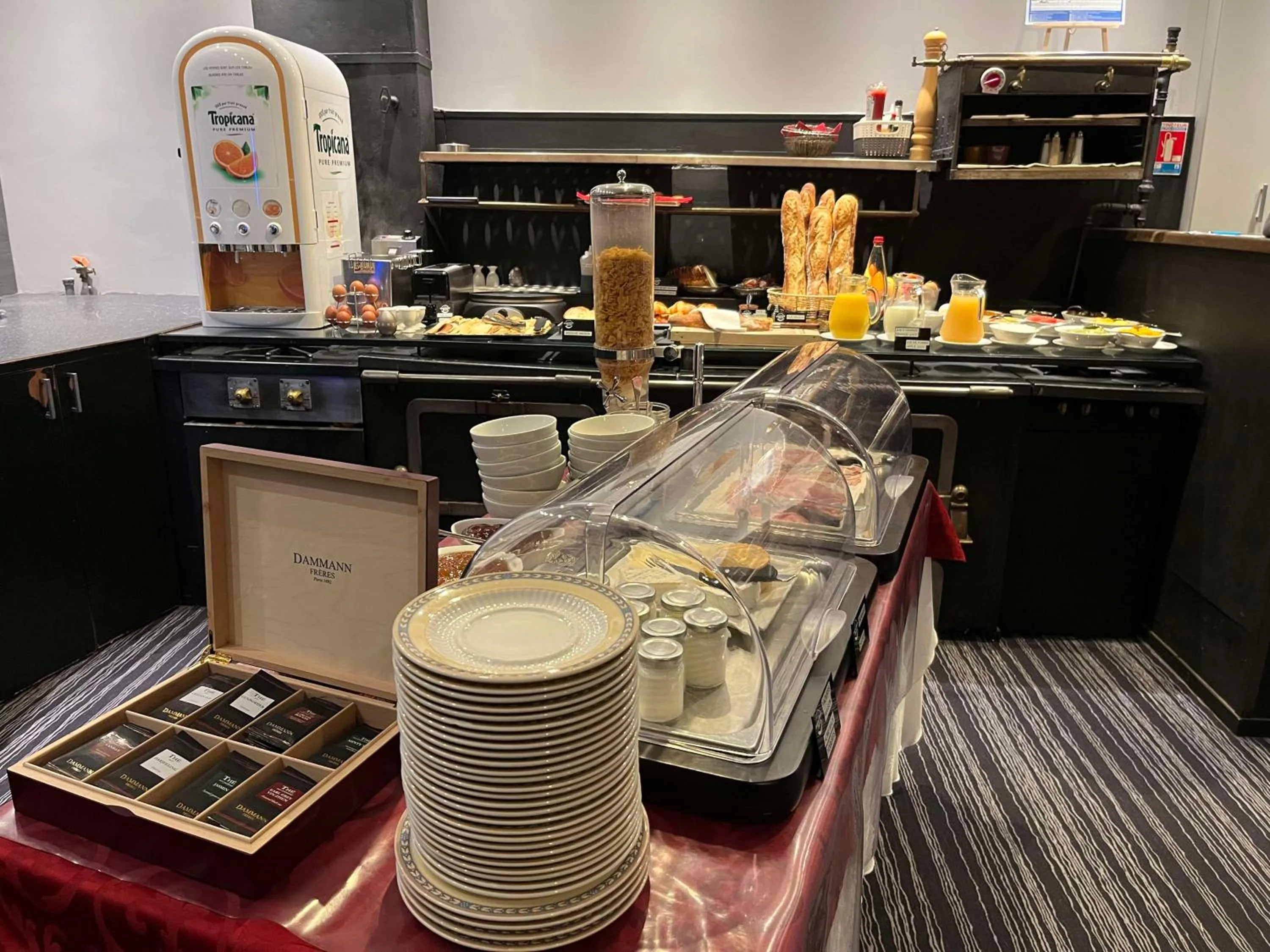 Breakfast in Brit Hotel Du Dauphin L'Aigle