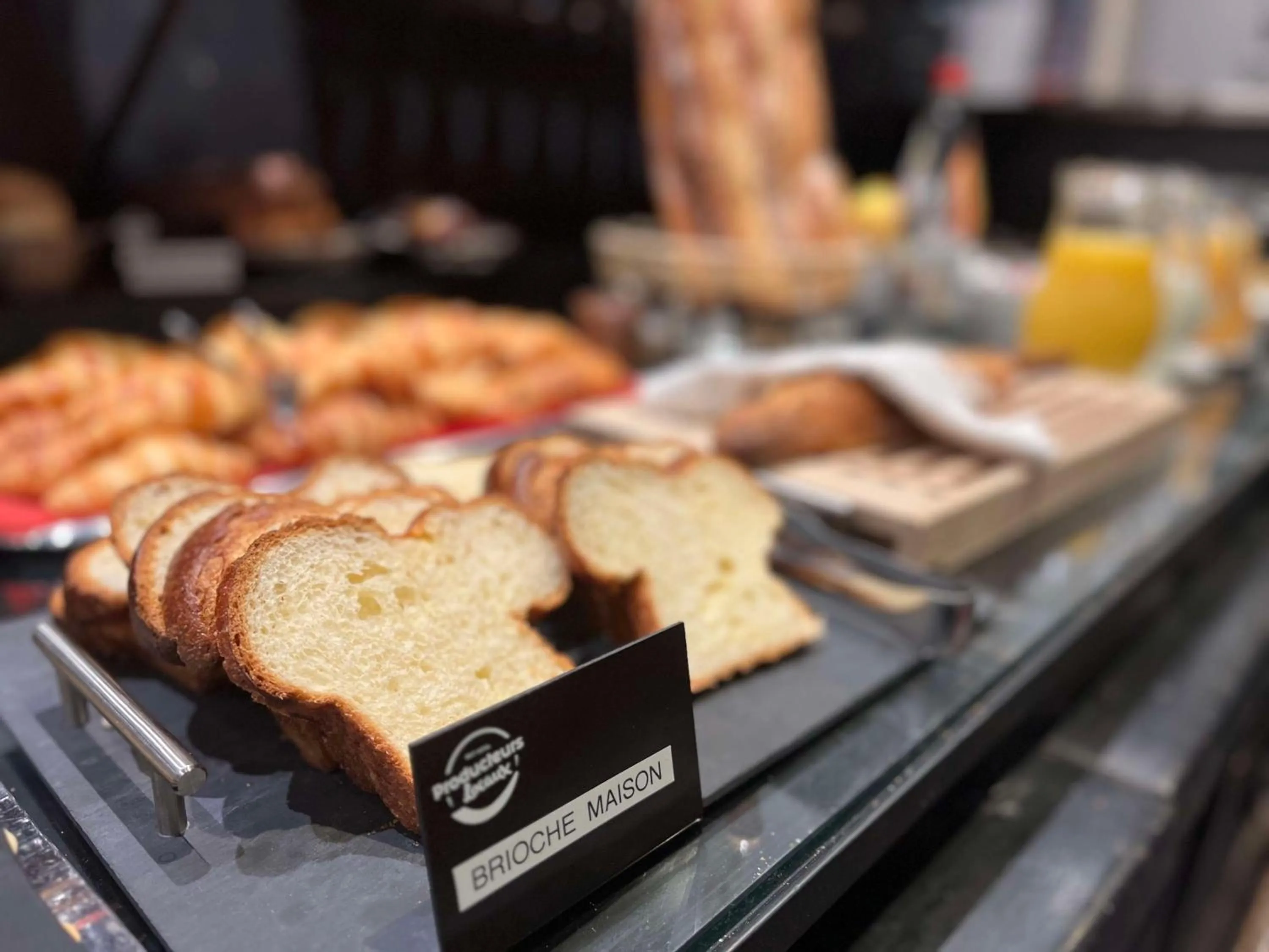 Breakfast in Brit Hotel Du Dauphin L'Aigle