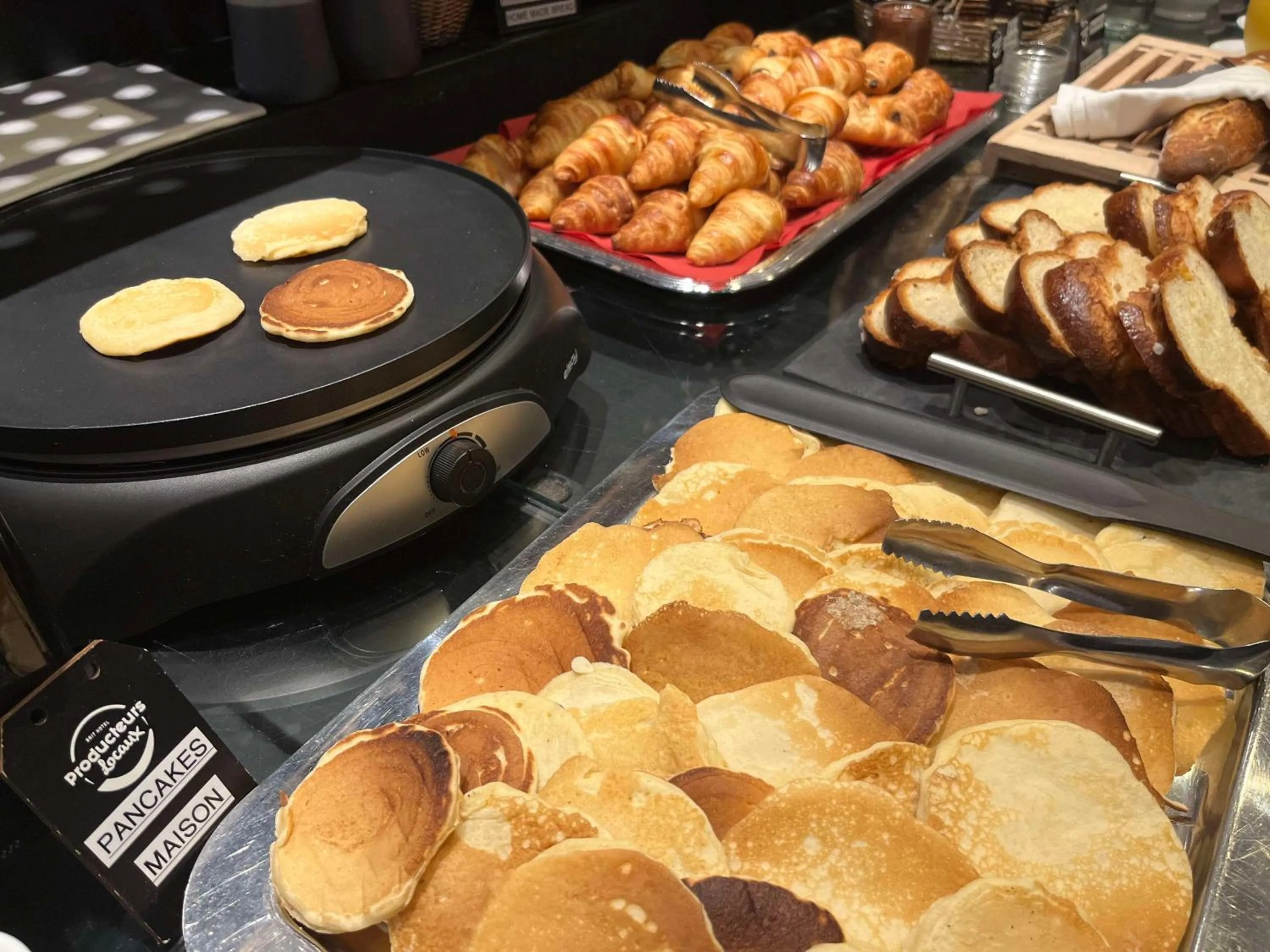 Breakfast in Brit Hotel Du Dauphin L'Aigle