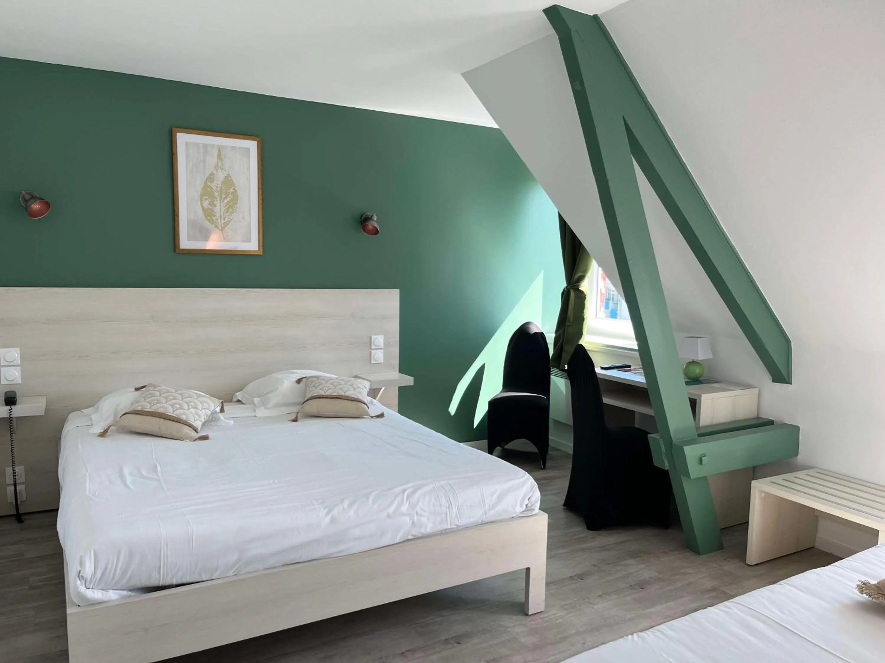 Bathroom, Bed in Brit Hotel Du Dauphin L'Aigle