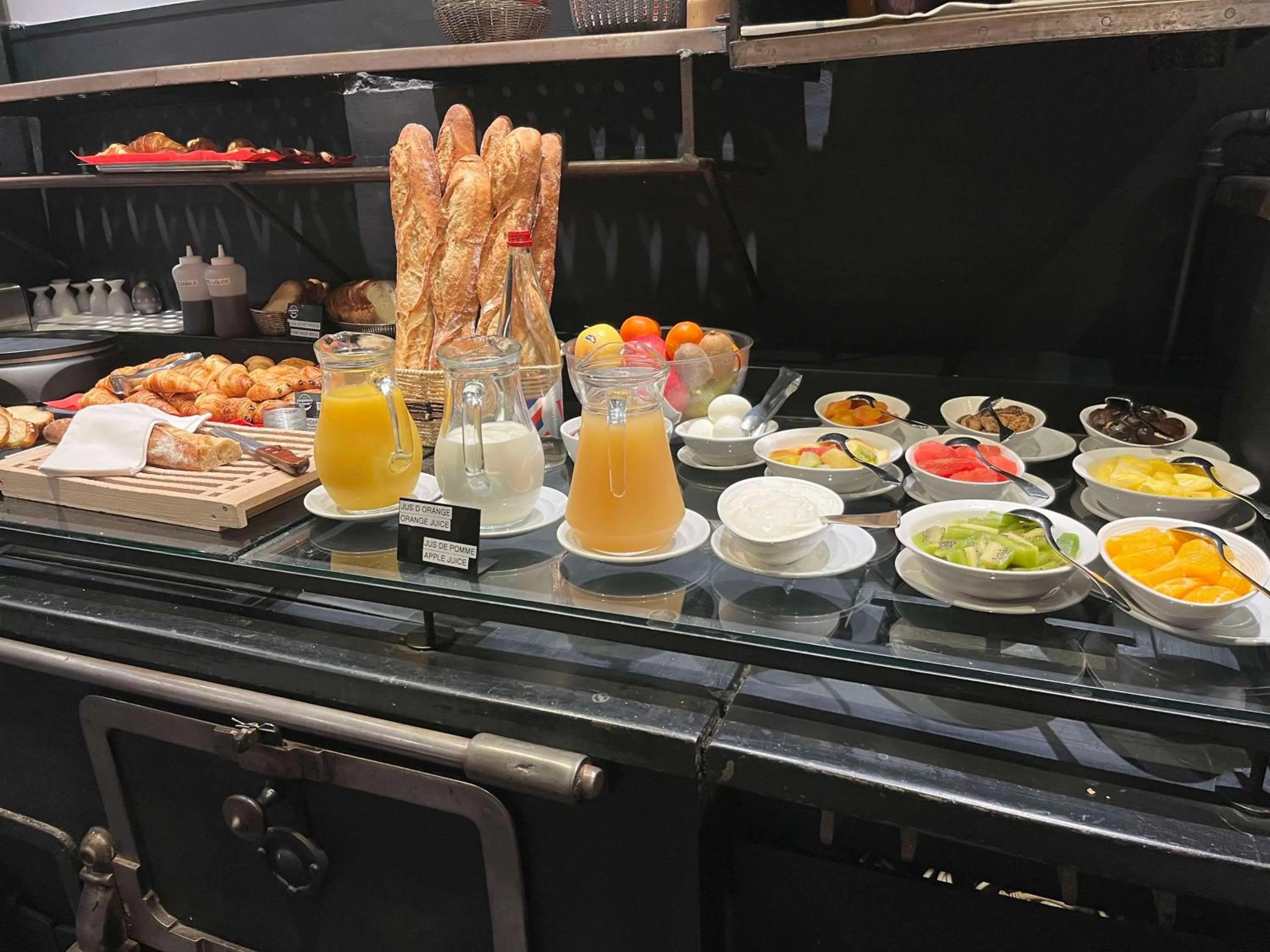 Breakfast in Brit Hotel Du Dauphin L'Aigle