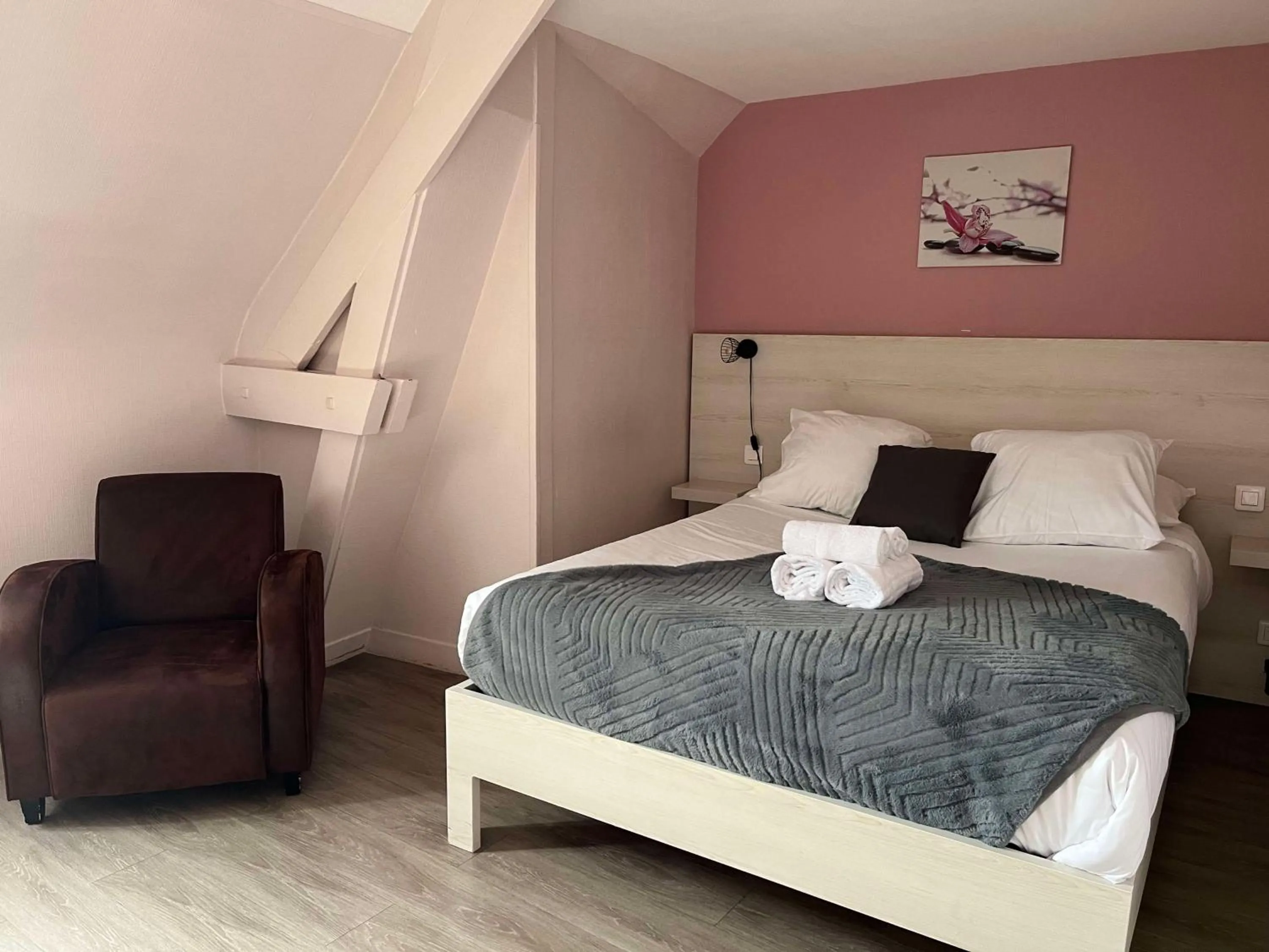 Bedroom, Bed in Brit Hotel Du Dauphin L'Aigle