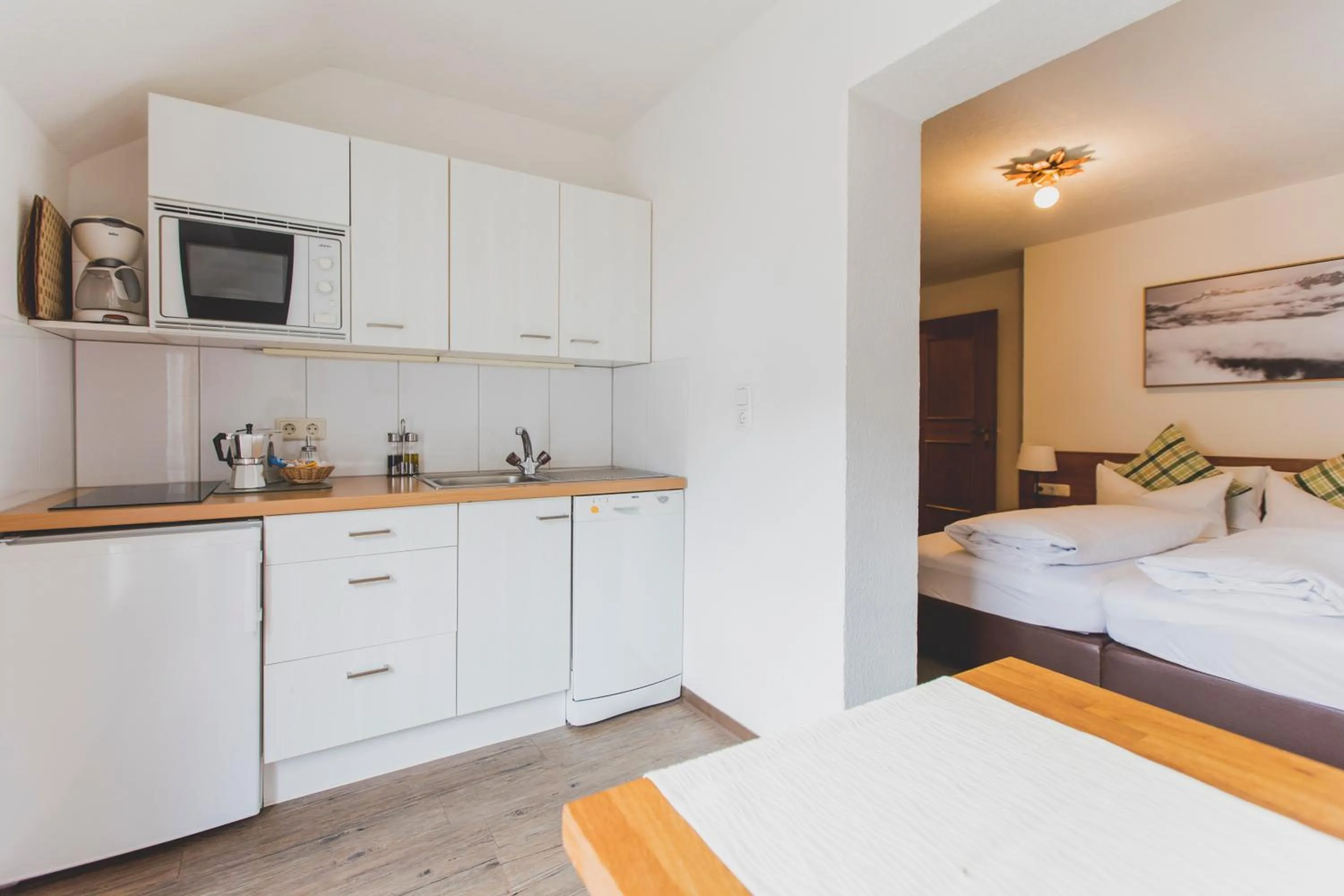 Coffee/tea facilities, Bed in Hotel Montfort