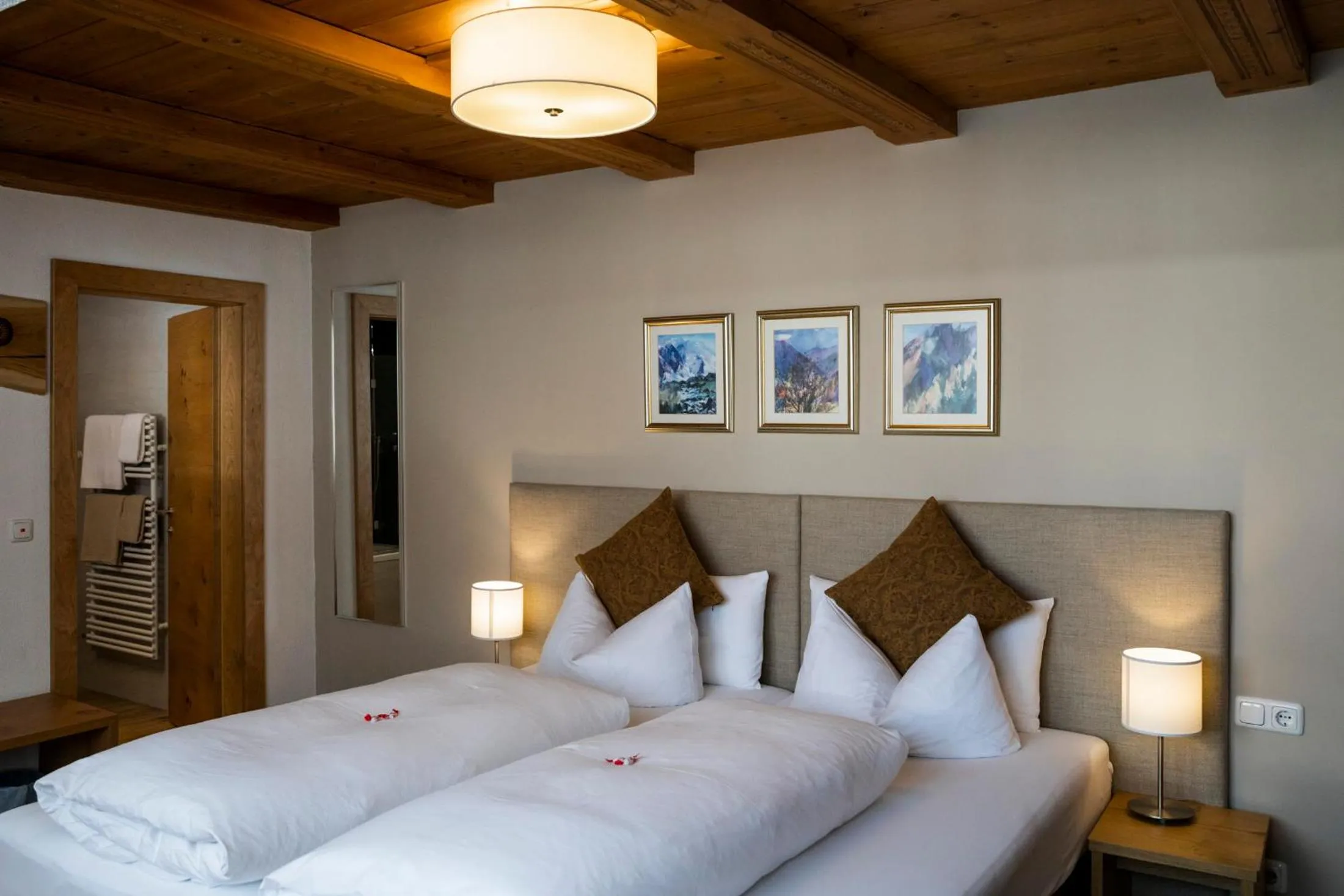 Staff, Bed in Hotel Montfort