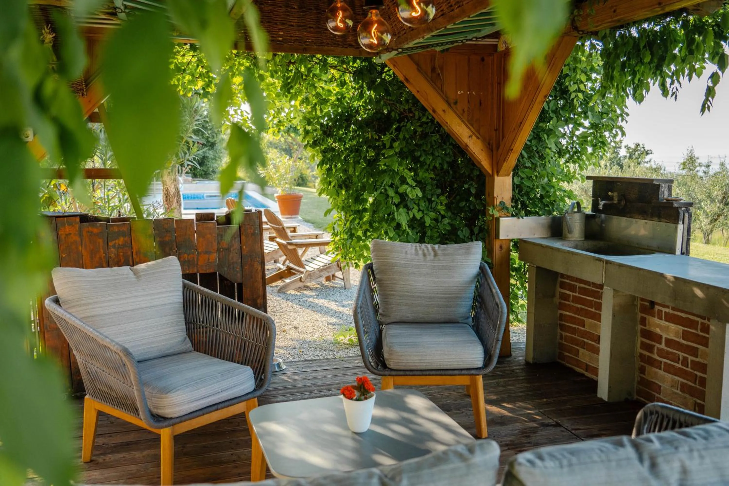 Patio in Med oljkami Apartment