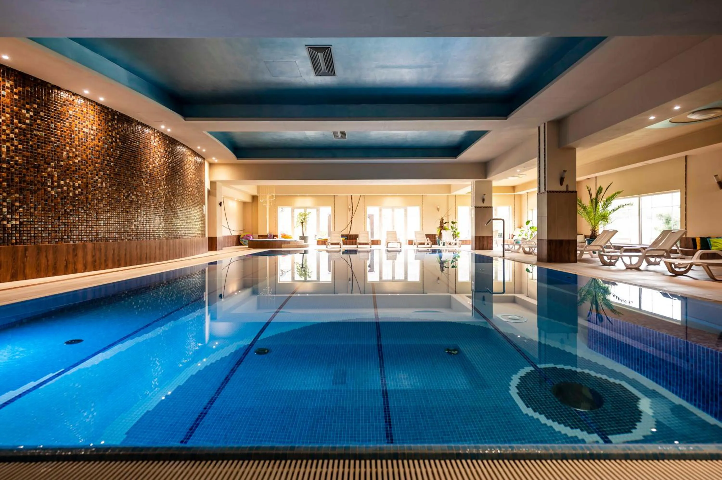 Swimming pool in Dosłońce Resort Wellness & Farm