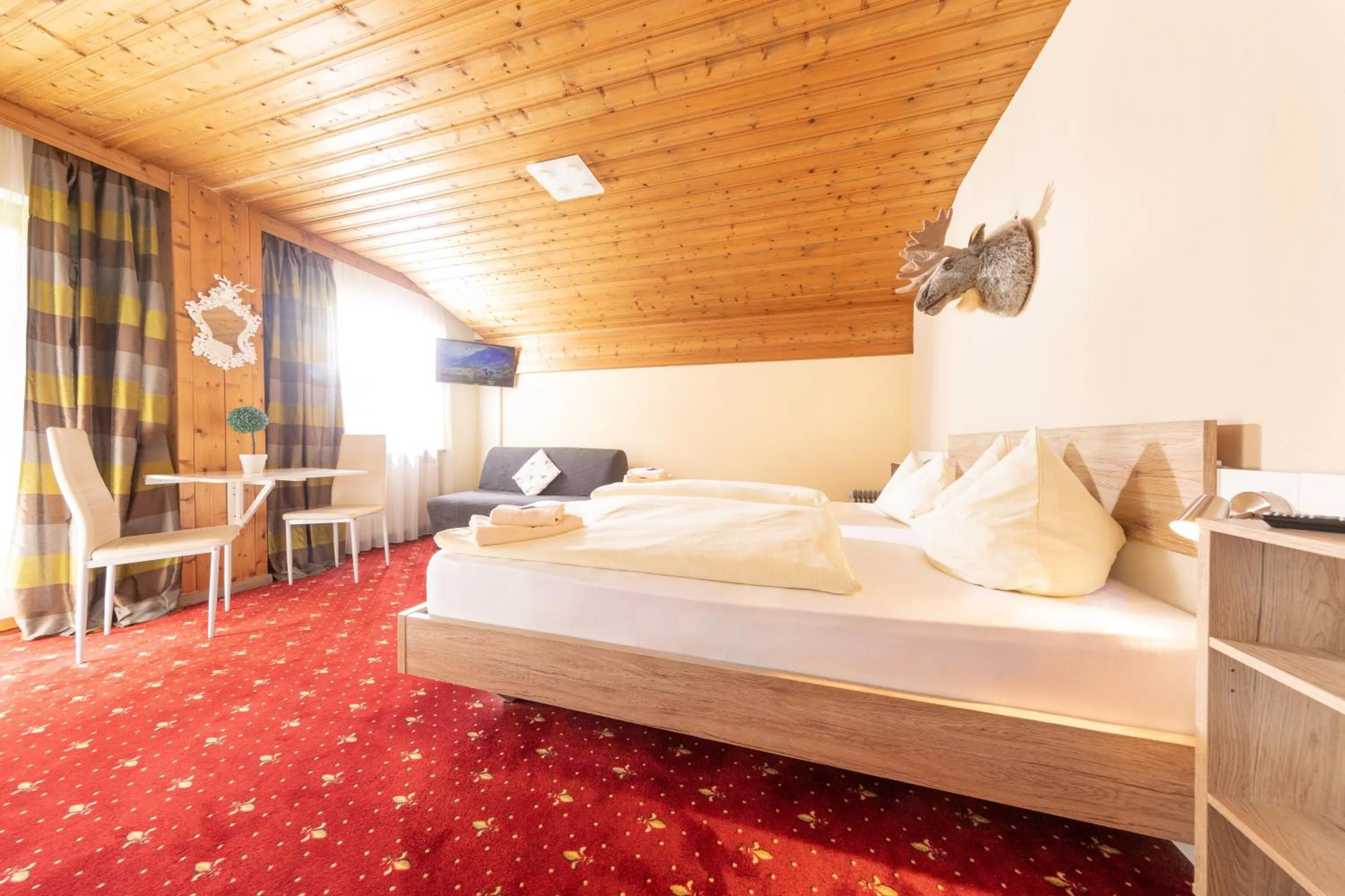 Photo of the whole room, Bed in T3 Gasthof Spullersee