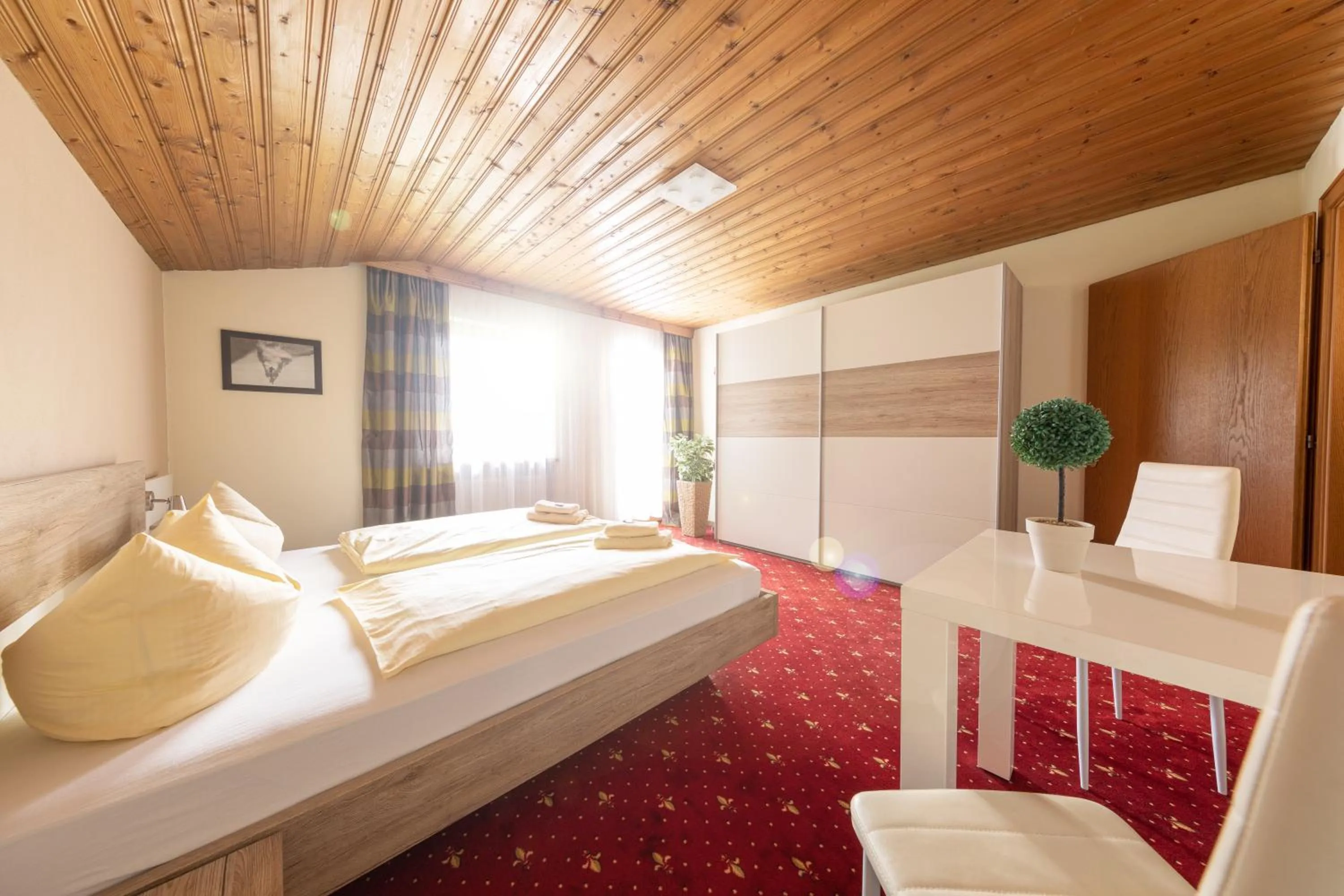 Photo of the whole room, Bed in T3 Gasthof Spullersee
