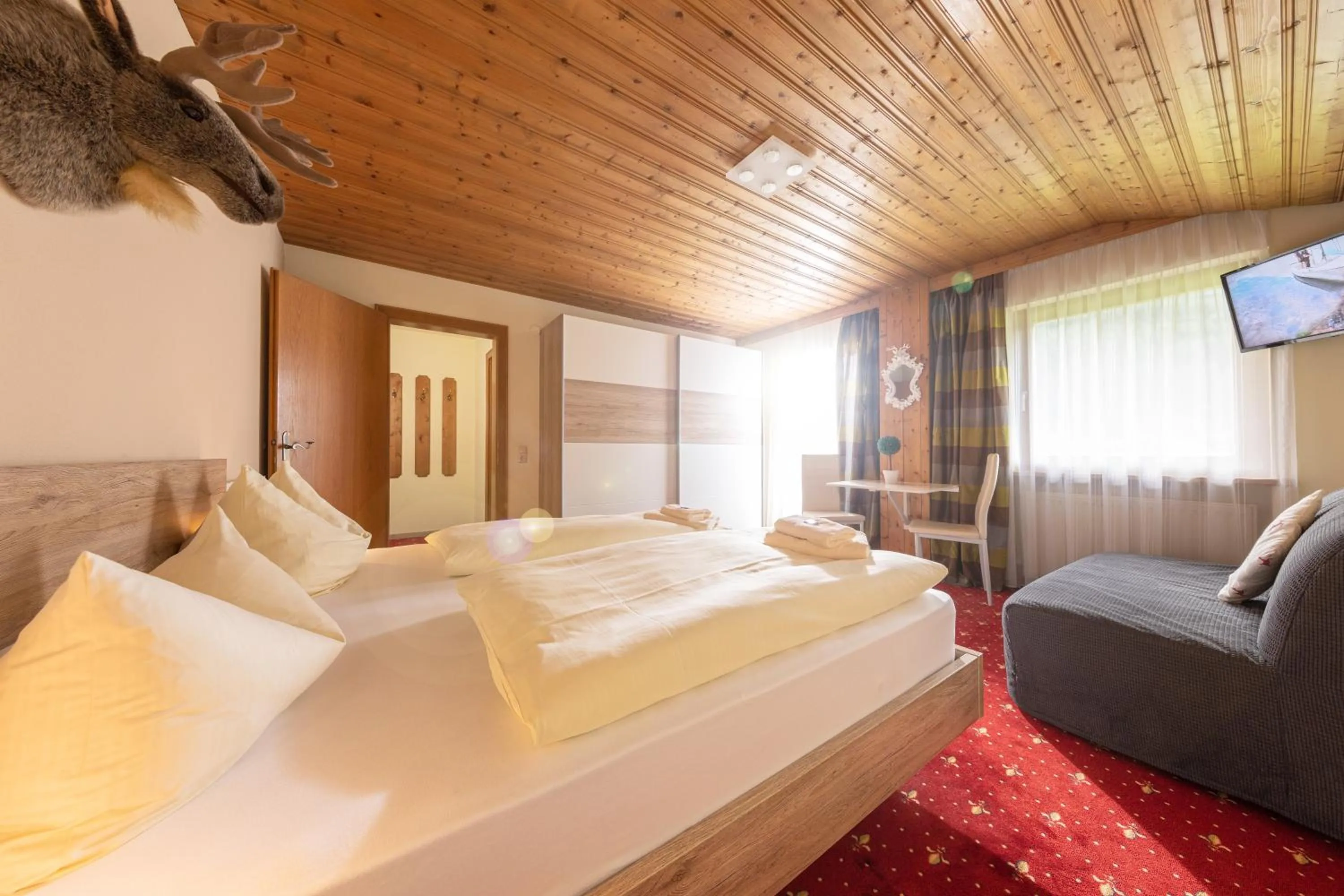 Photo of the whole room, Bed in T3 Gasthof Spullersee