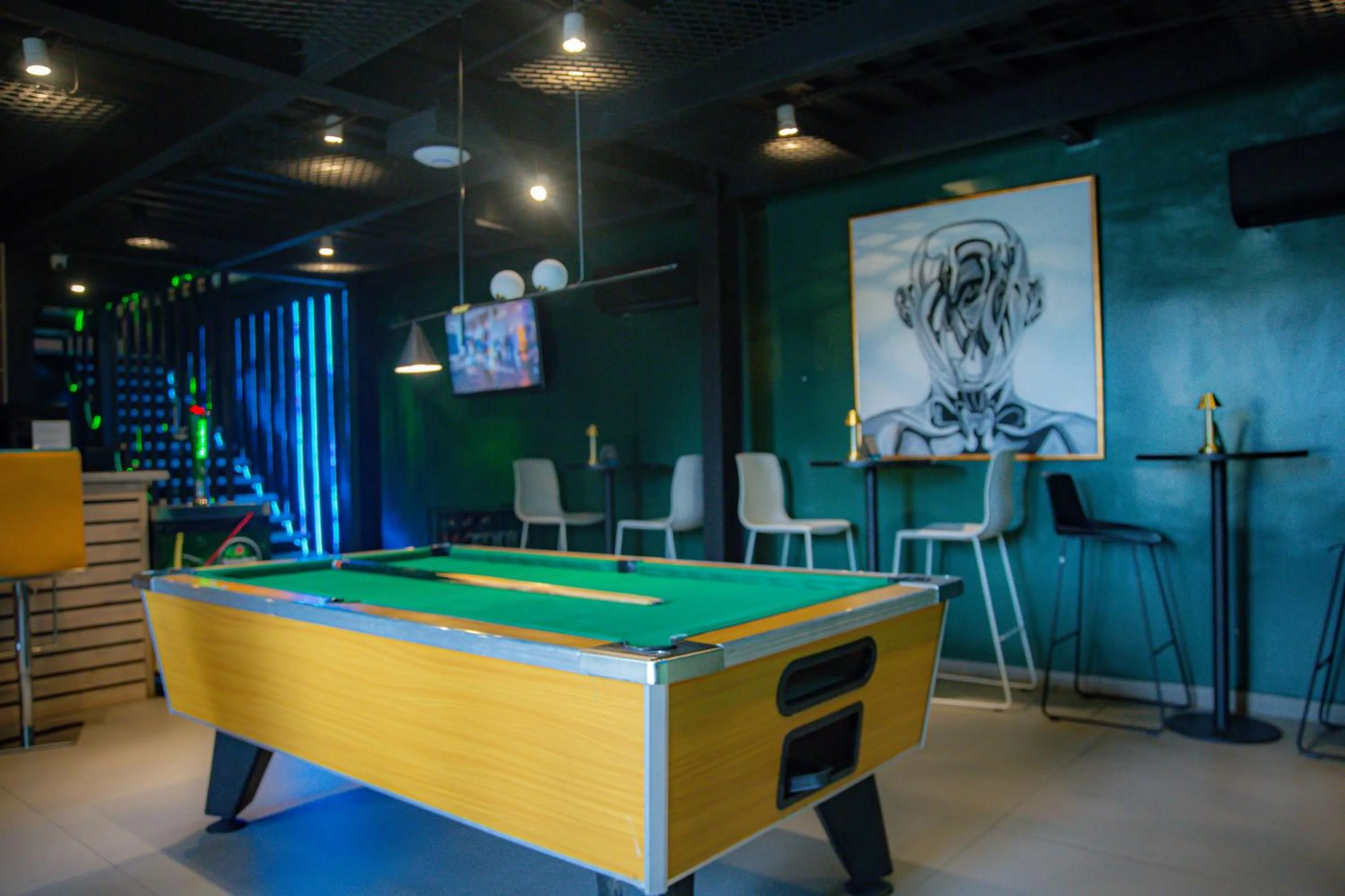 Restaurant/places to eat in Box Residence Hotel