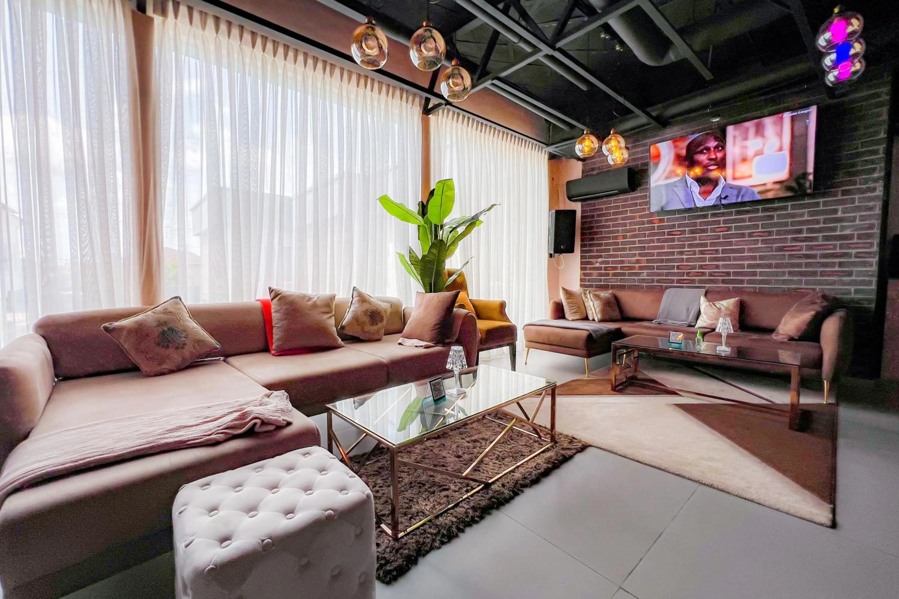 Restaurant/places to eat in Box Residence Hotel