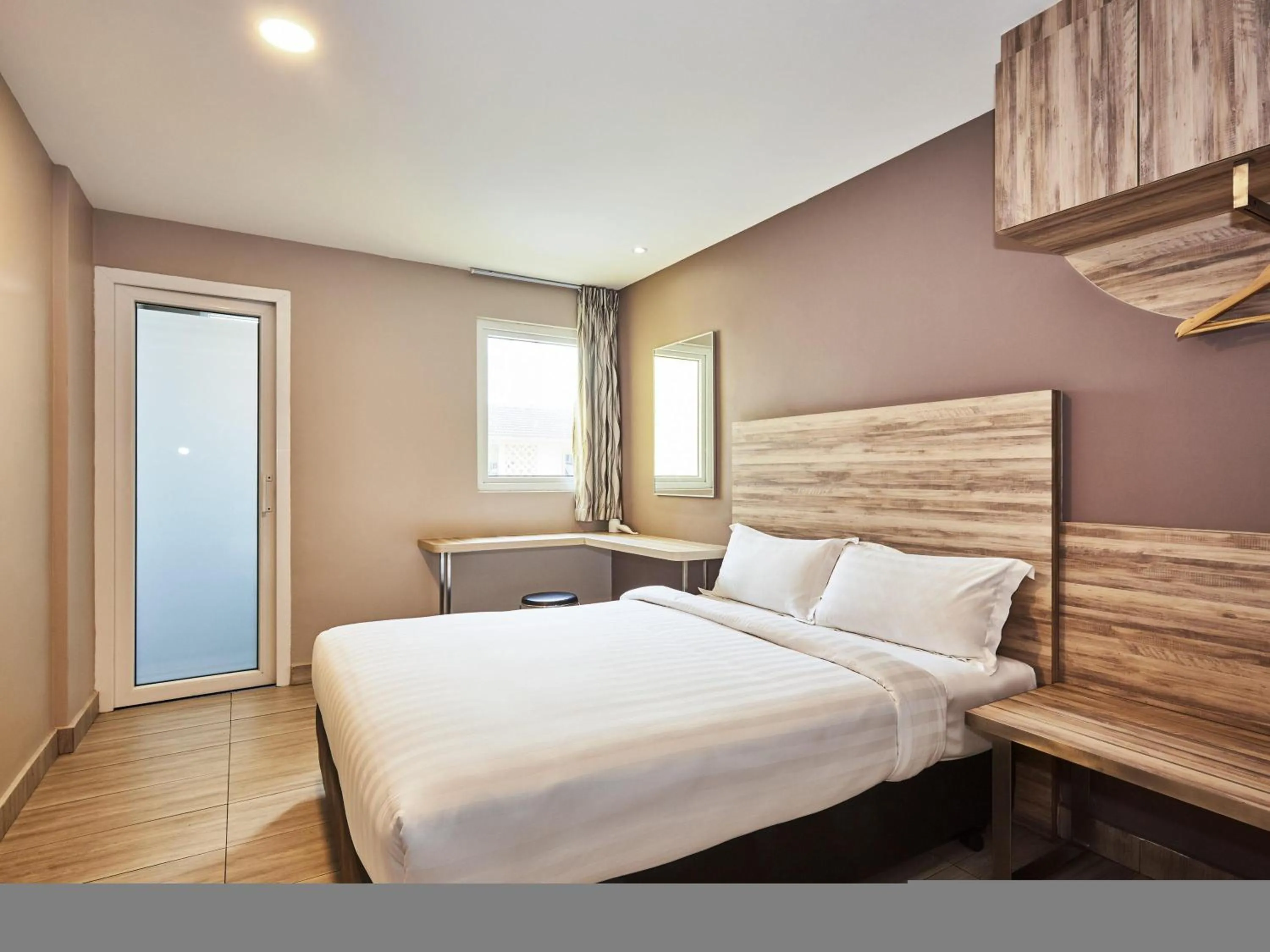 Bedroom, Bed in ibis budget Singapore Crystal