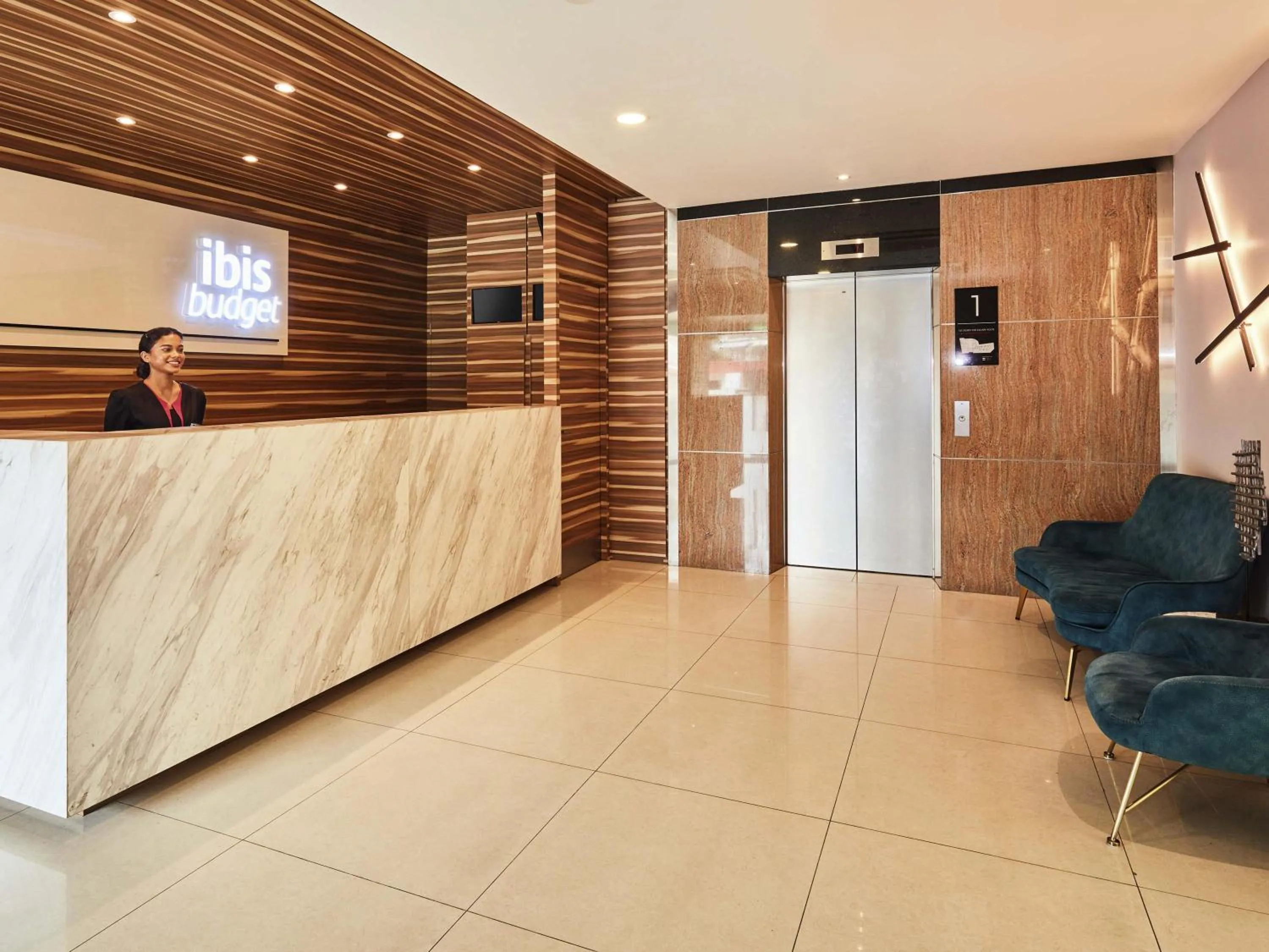 Property building in ibis budget Singapore Crystal