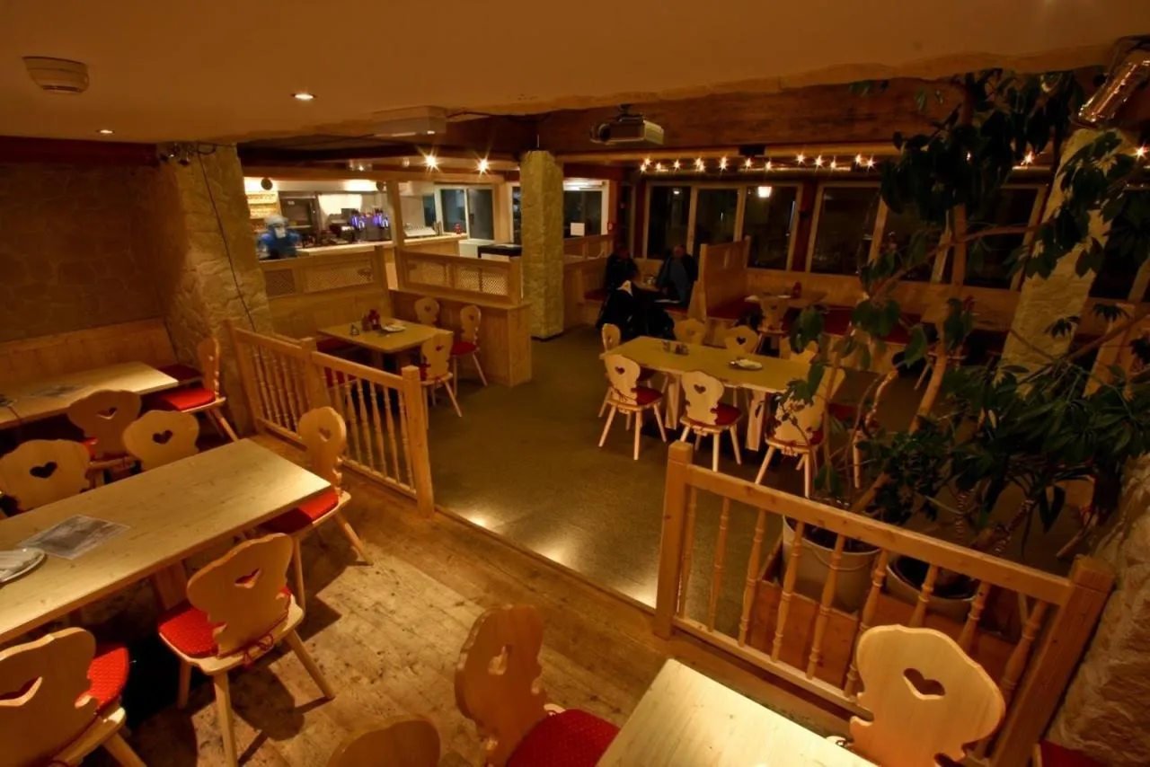 Restaurant/places to eat in T3 Alpenhotel Garfrescha