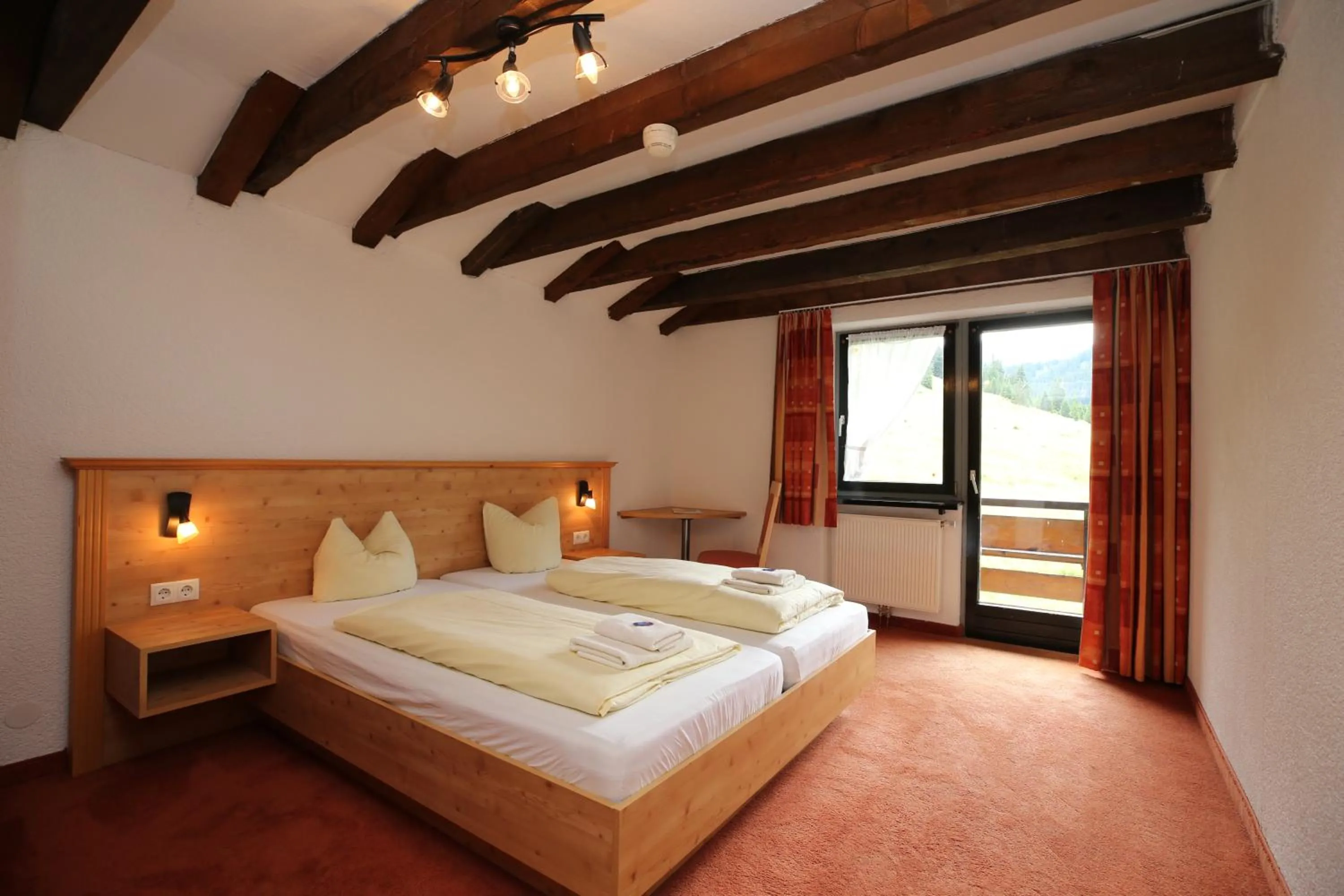 Photo of the whole room, Bed in T3 Alpenhotel Garfrescha