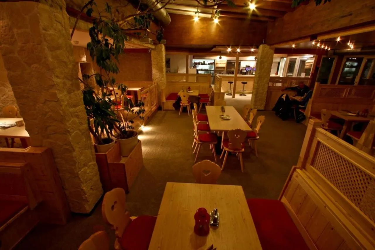 Restaurant/places to eat in T3 Alpenhotel Garfrescha