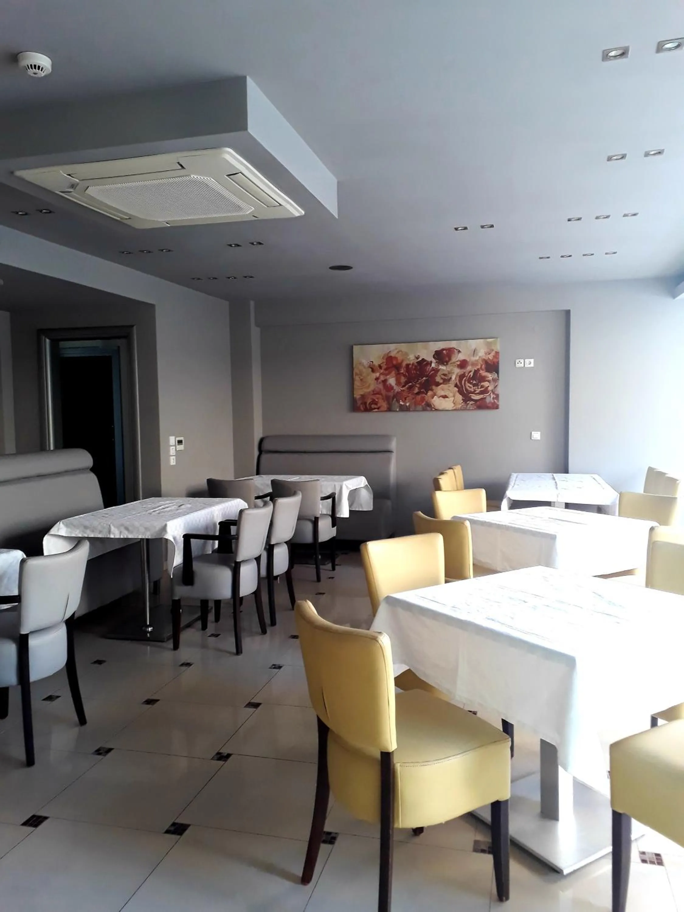 Restaurant/places to eat in Rg Status Hotel