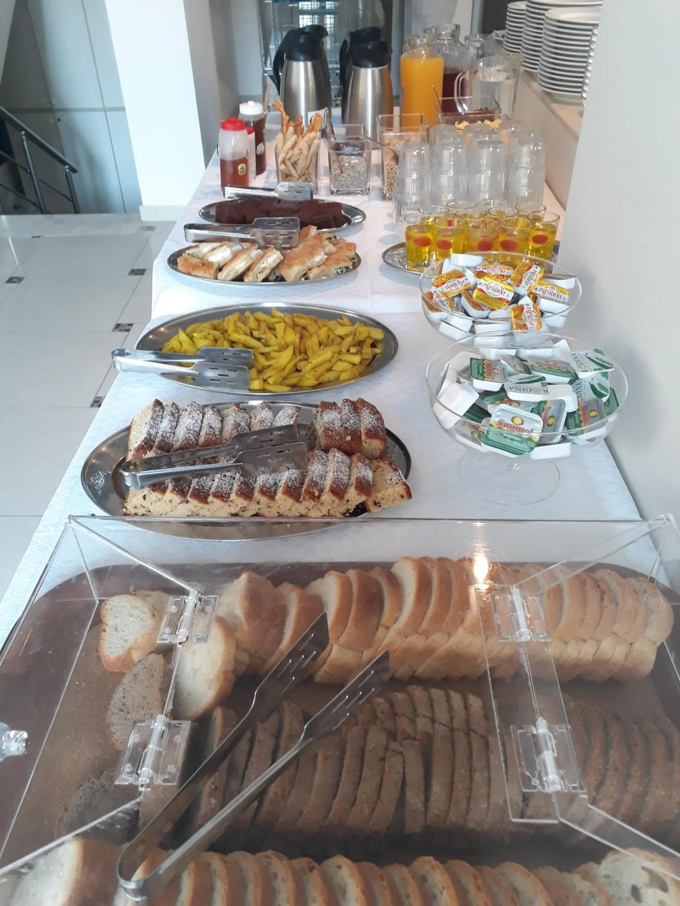 Food and drinks in Rg Status Hotel