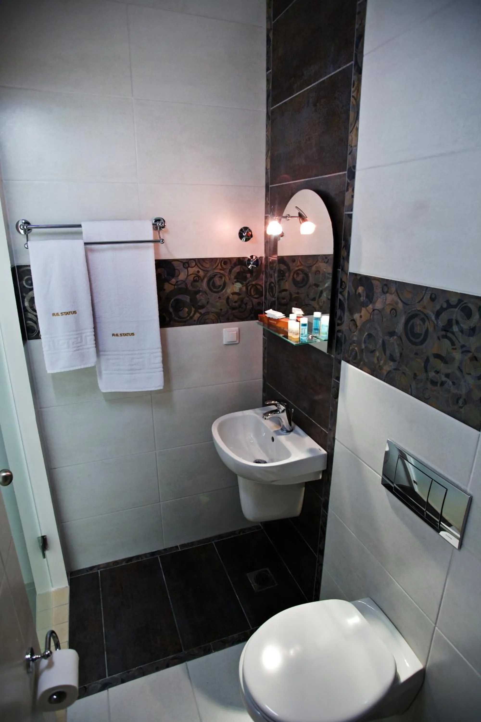 Toilet in Rg Status Hotel