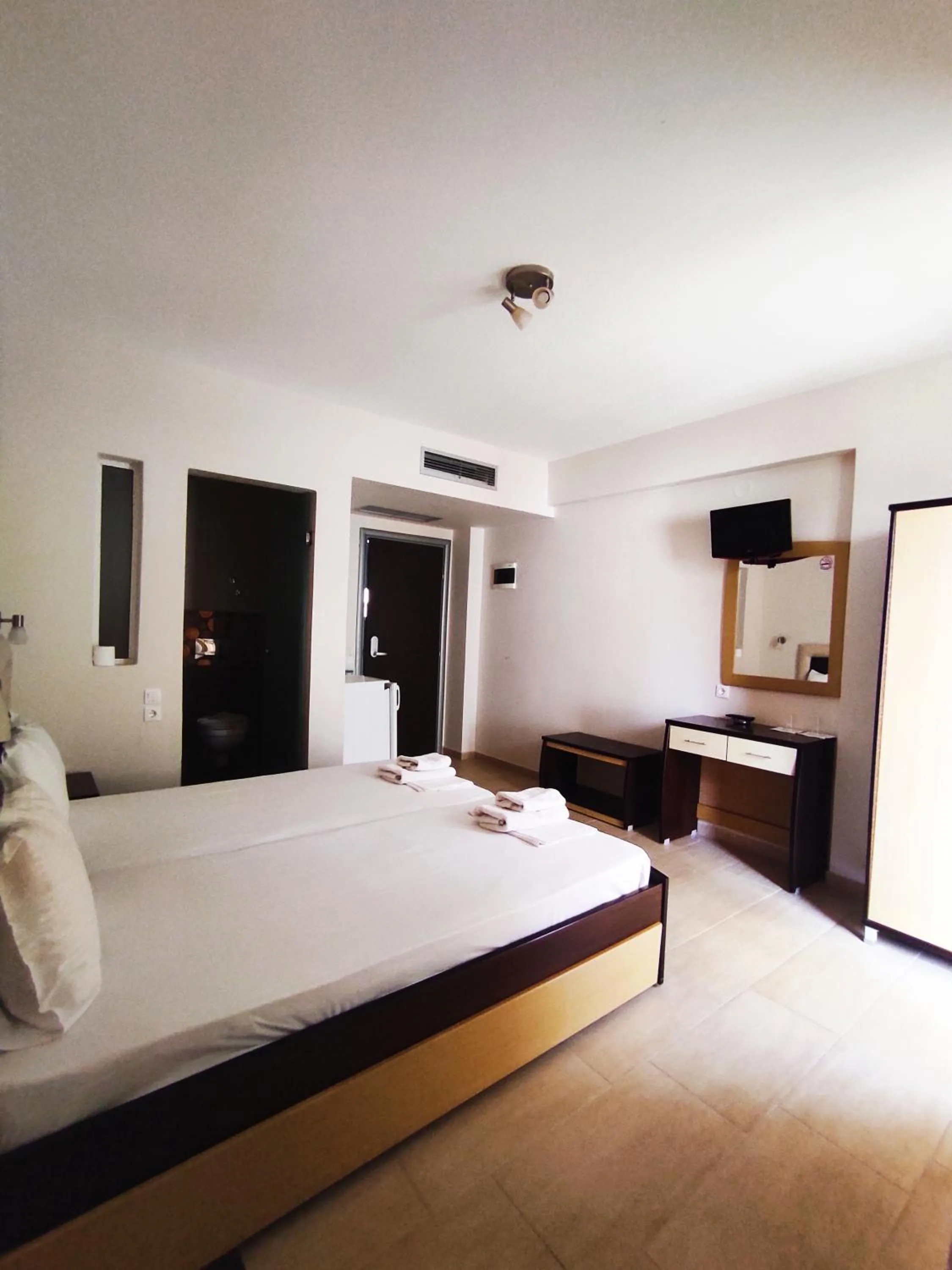 Photo of the whole room, Bed in Rg Status Hotel