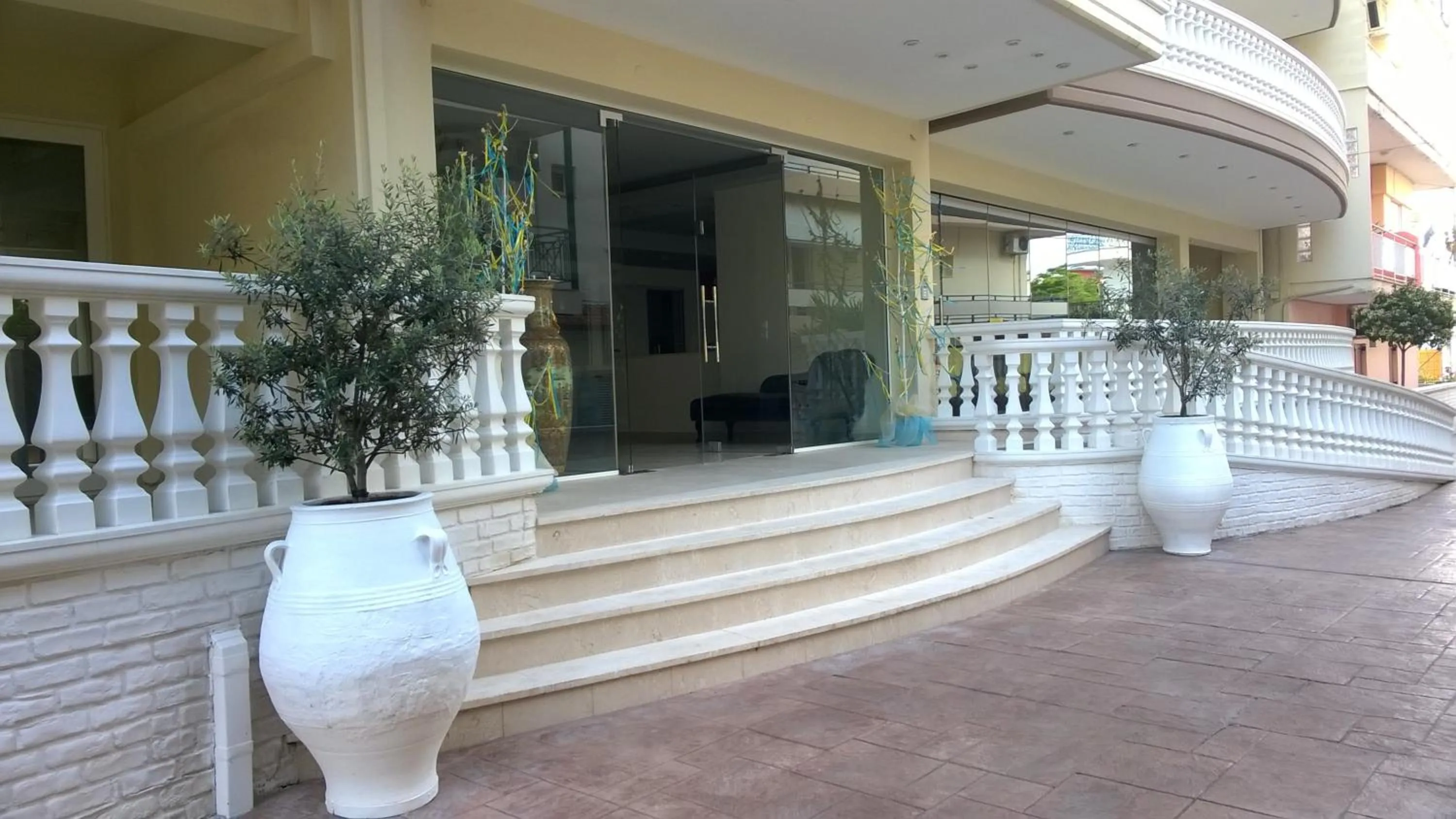 Facade/entrance in Rg Status Hotel