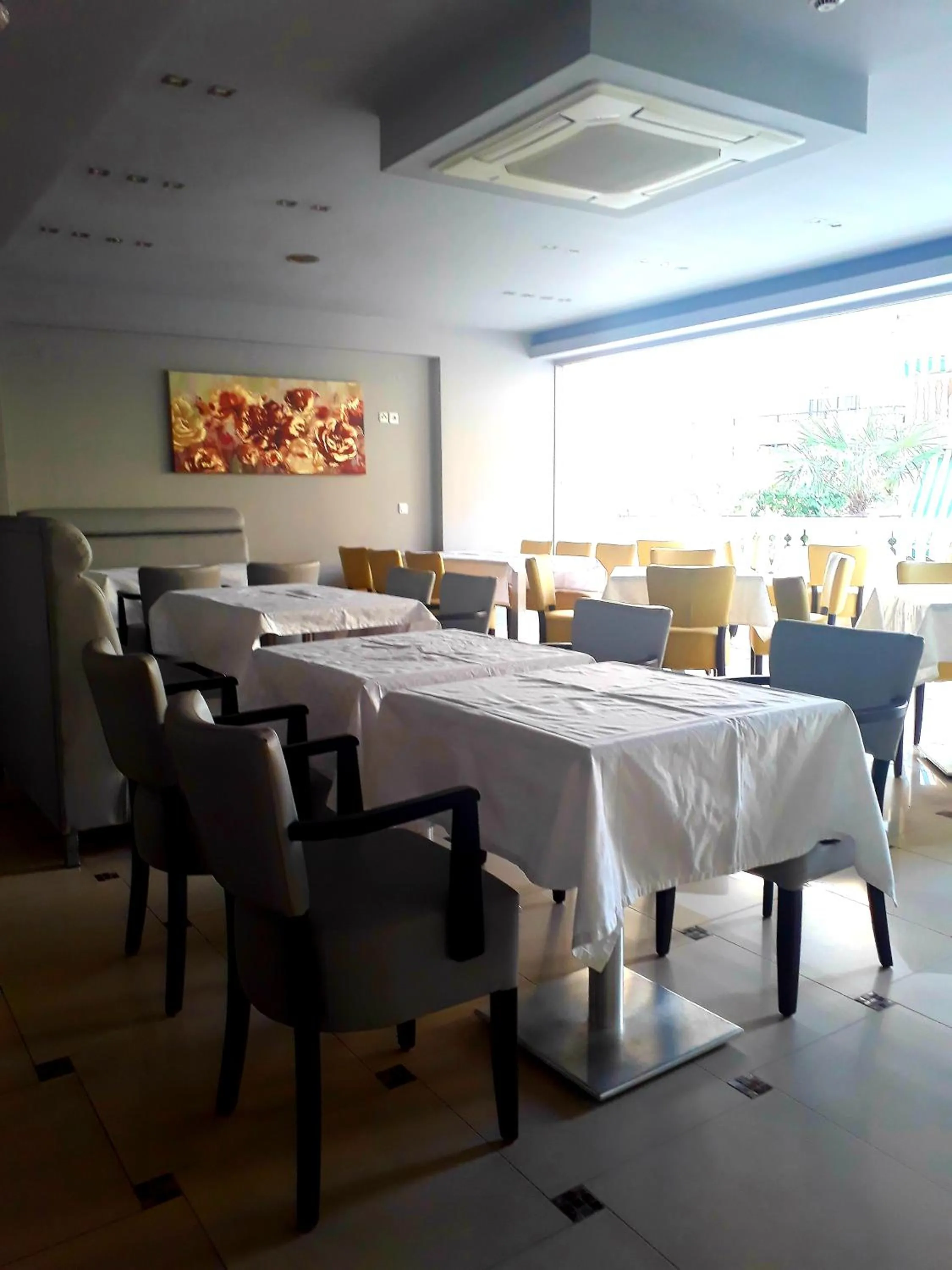 Restaurant/places to eat in Rg Status Hotel