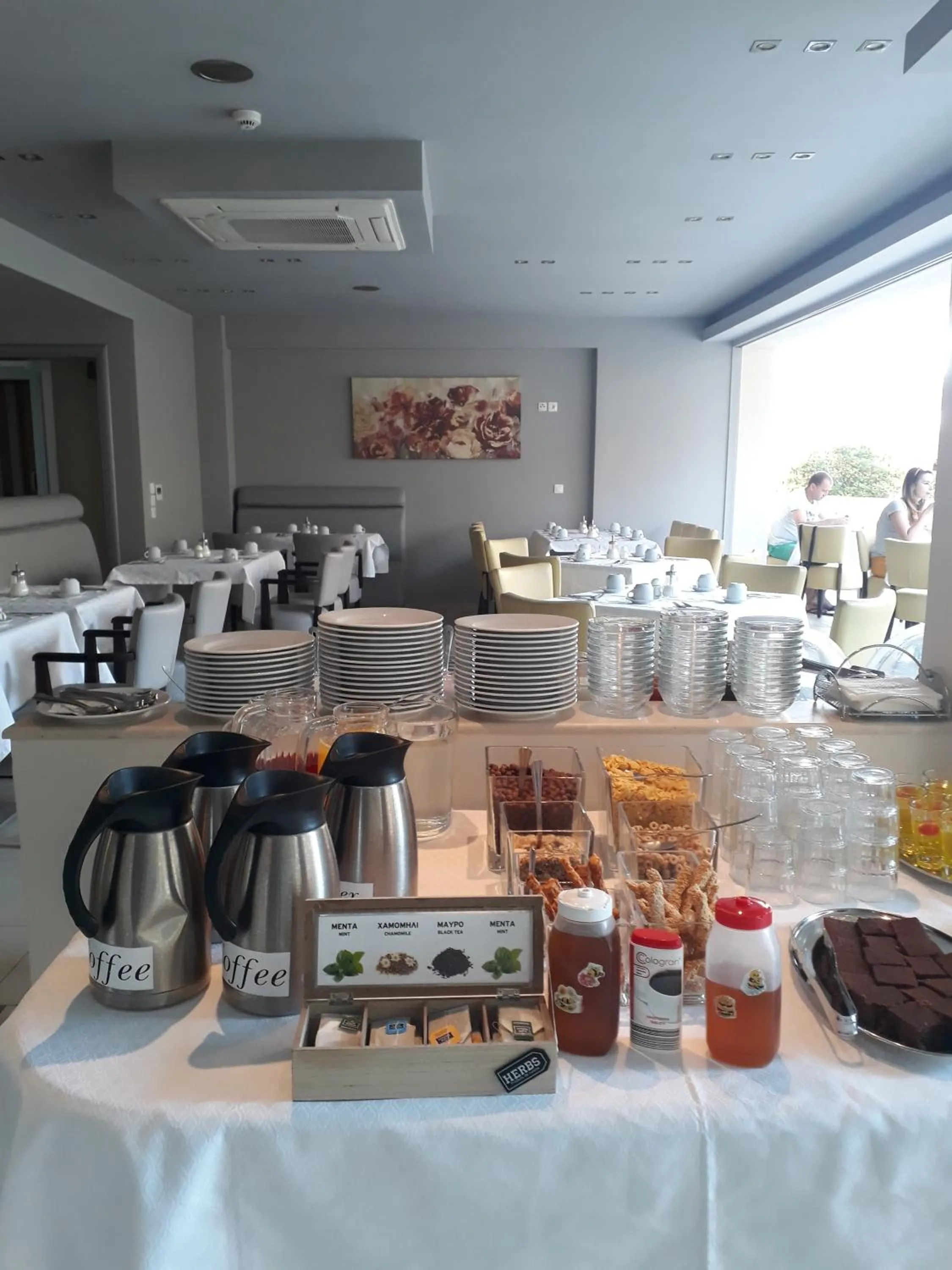 Restaurant/places to eat in Rg Status Hotel