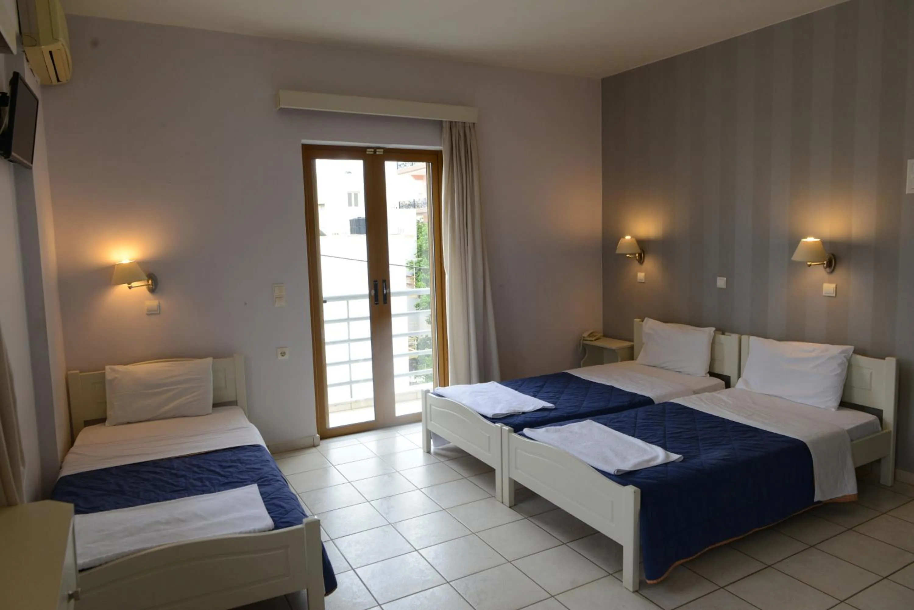 Photo of the whole room, Bed in Sunbeam