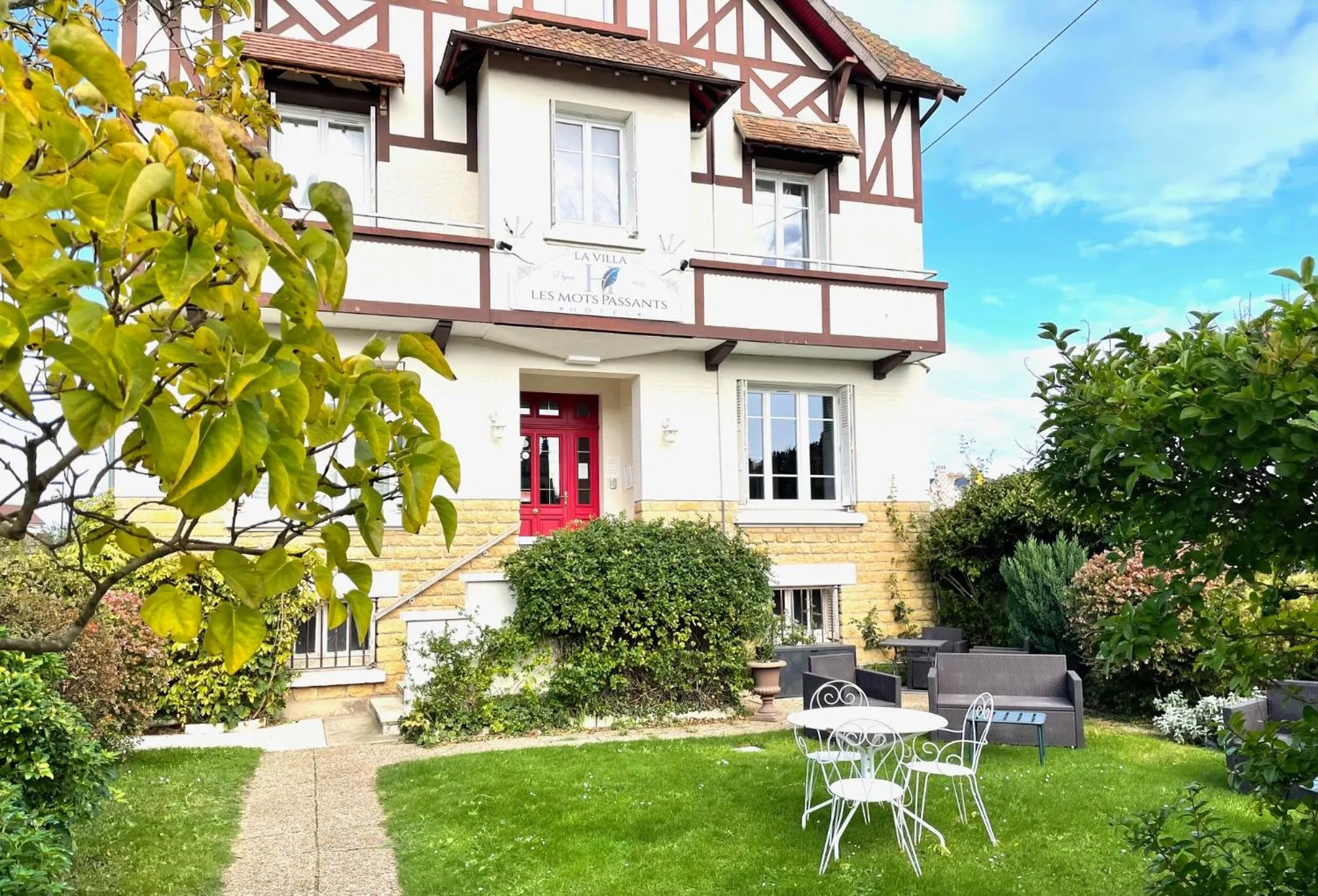 Property building in La Villa Les Mots Passants