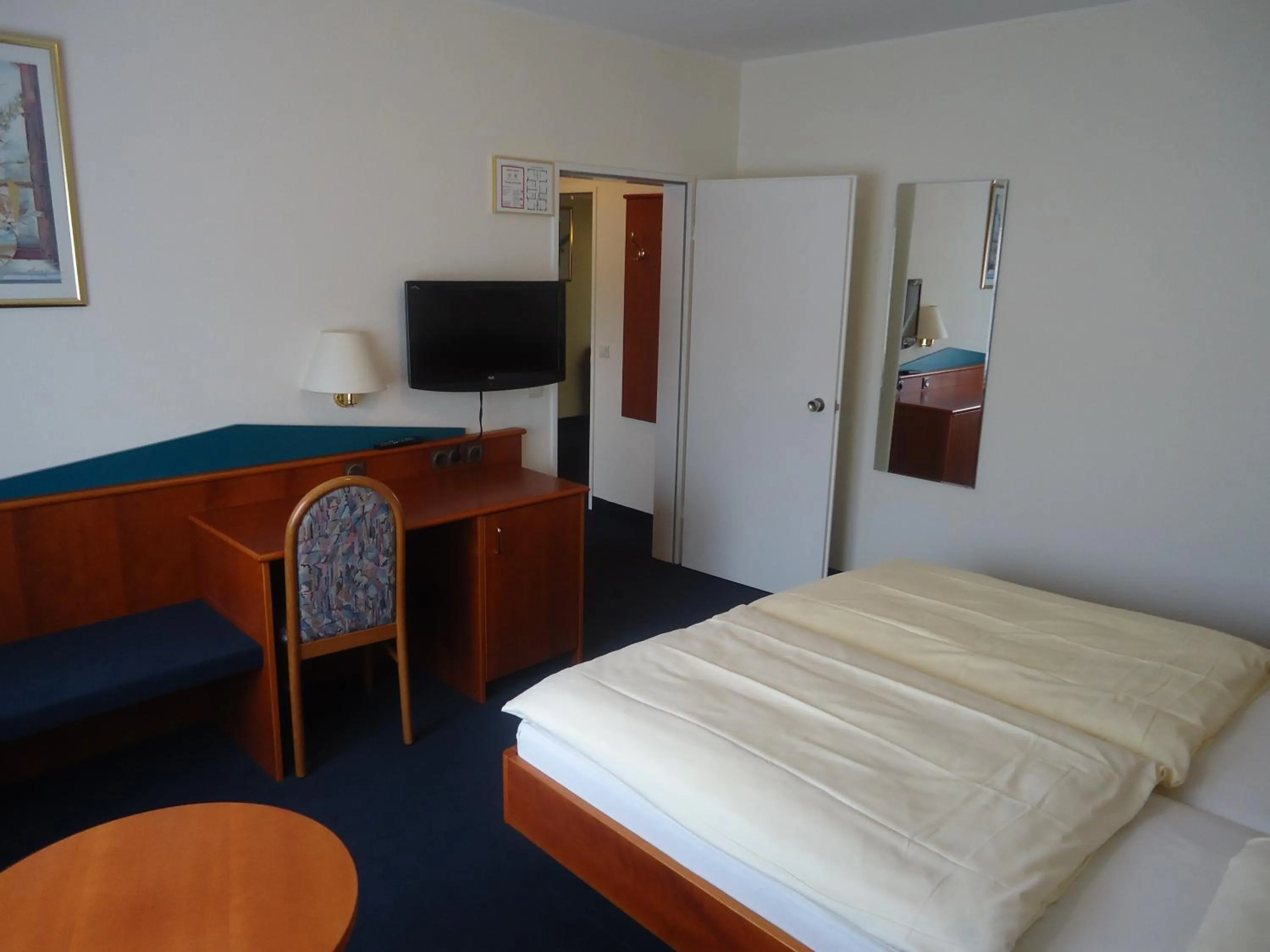 Photo of the whole room, Bed in Centralhotel Ratingen