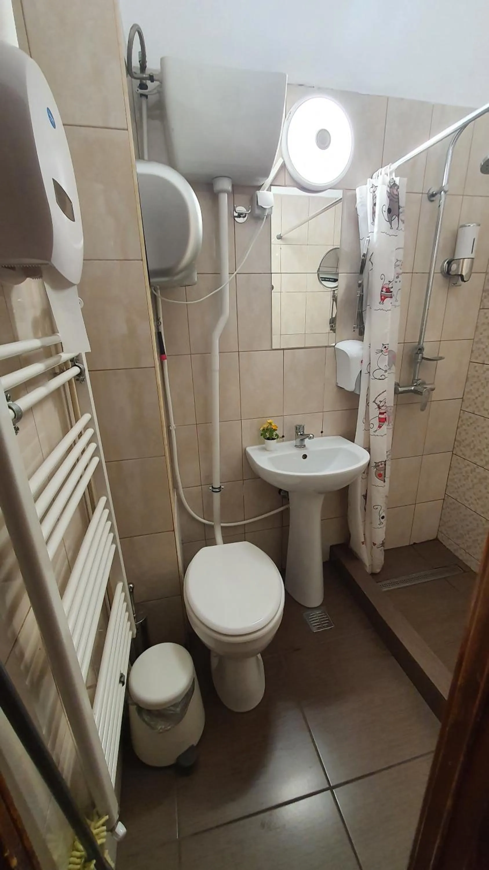 Shower in Popcorn Hostel