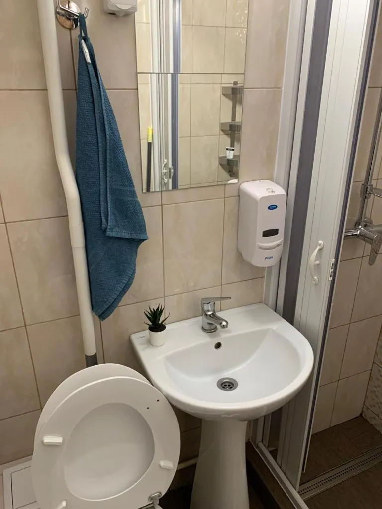 Shower in Popcorn Hostel