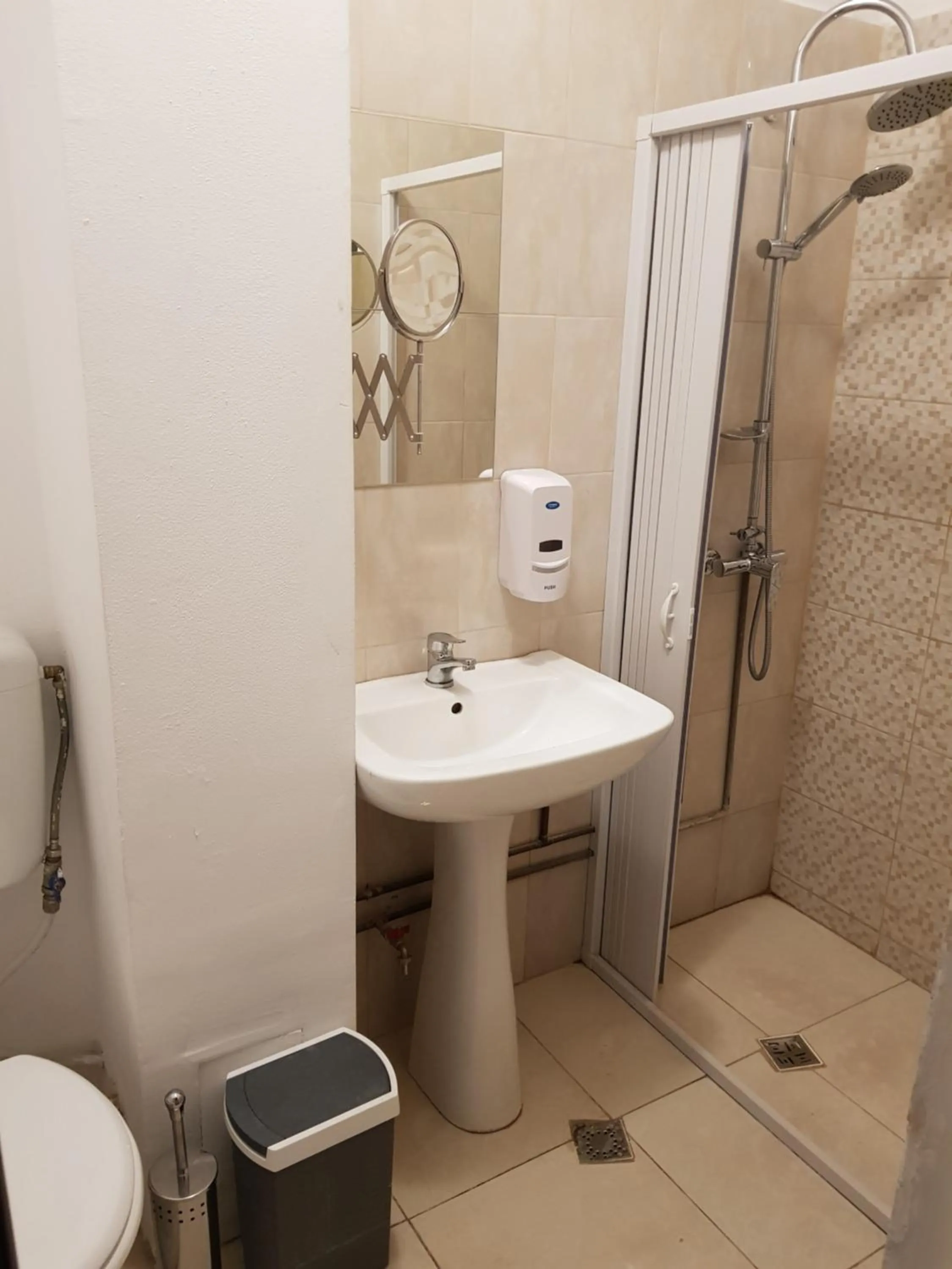 Shower in Popcorn Hostel