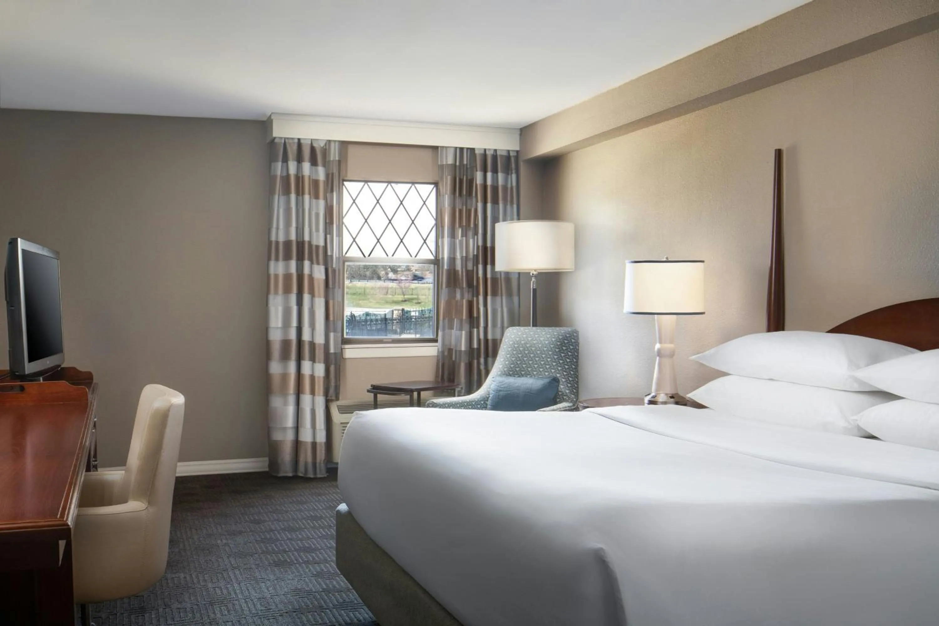 Bedroom, Bed in Sheraton Westport Lakeside Chalet