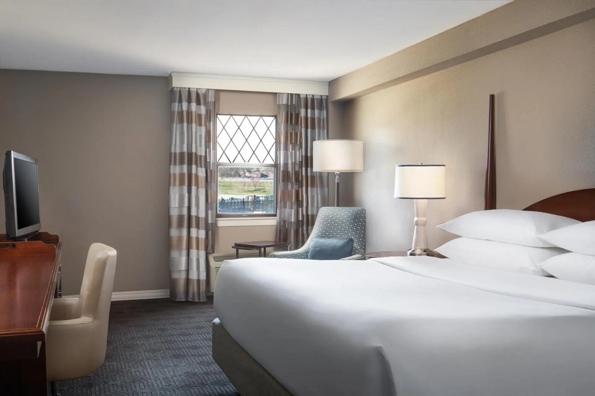 Guests, Bed in Sheraton Westport Lakeside Chalet